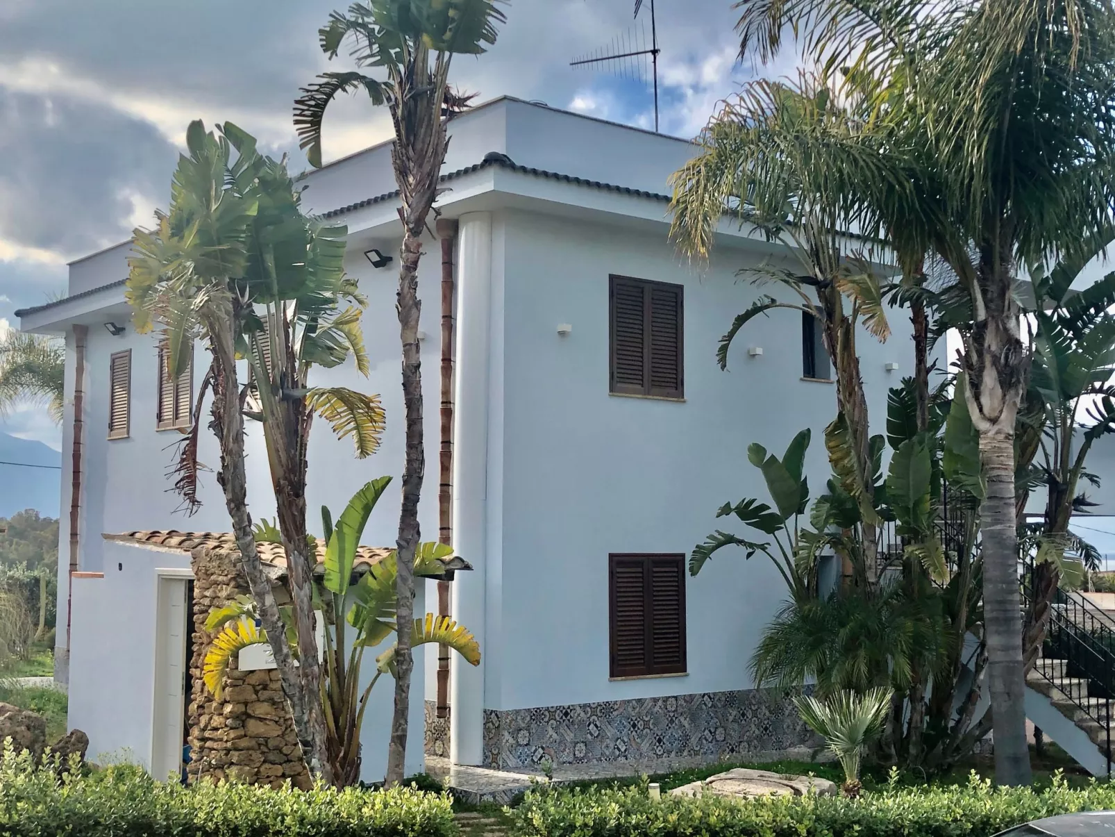 Lila Wohnung mit Schwimmbad und Meerblick