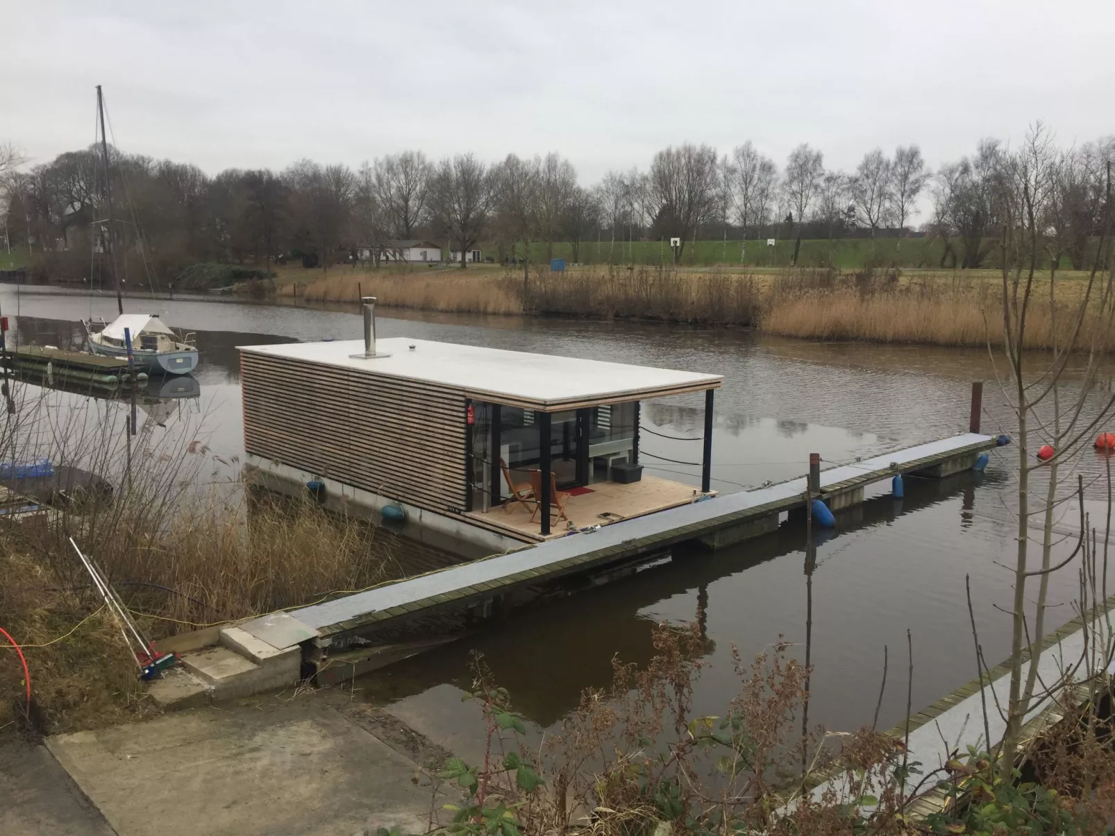 Hausboot für vier Personen mit Kamin und Terrasse
