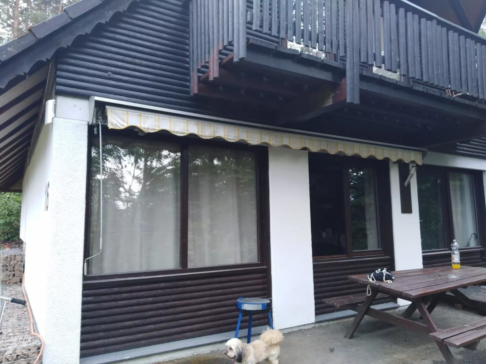 Mit Terrasse und Grill