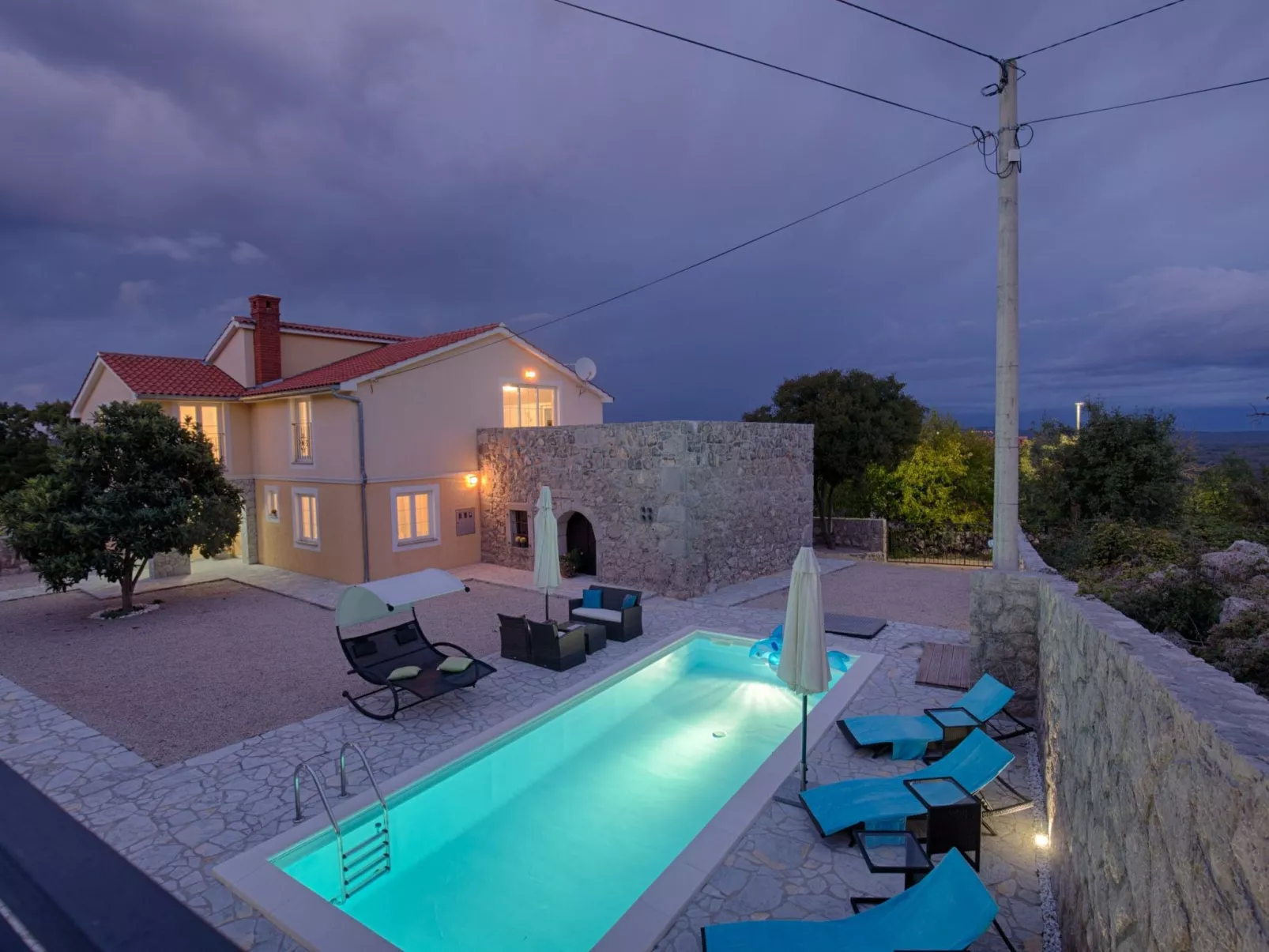 Luxuriöse Villa mit Pool, großem mediterranen Garten und Kinderspielplatz.