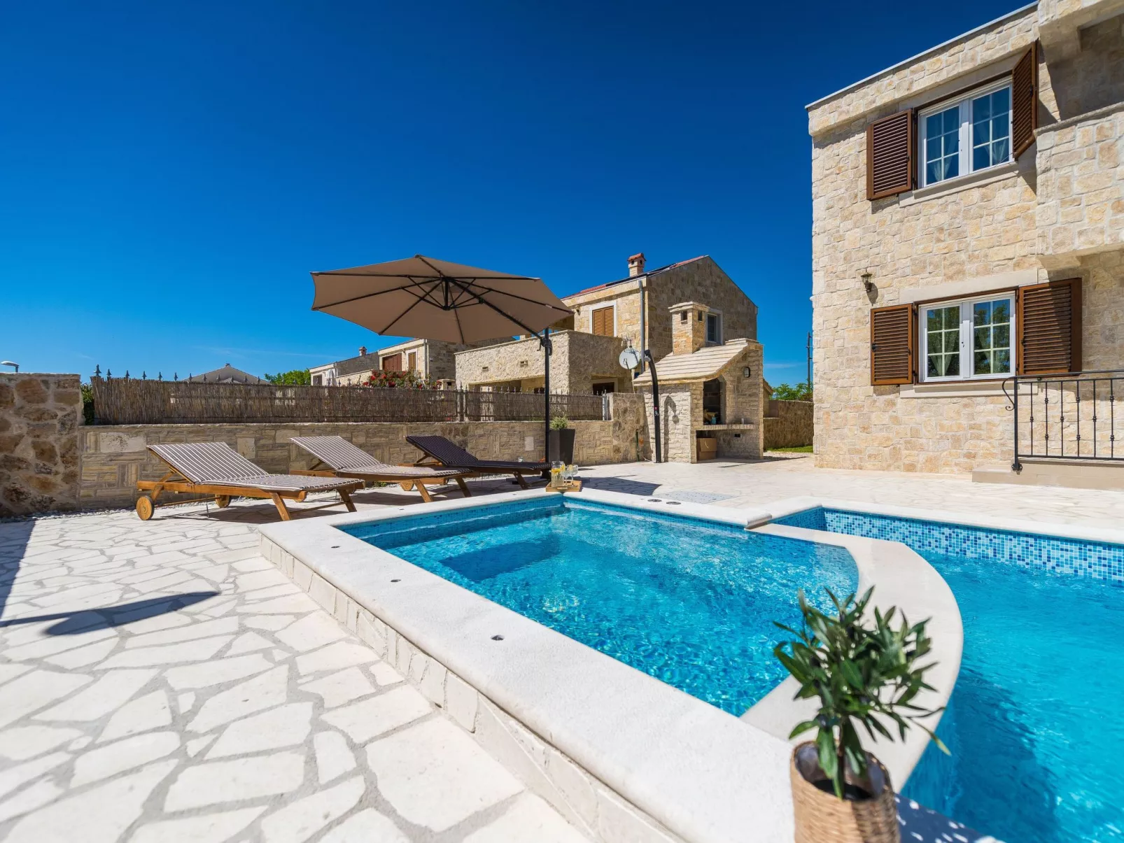 Neue Steinvilla mit beheiztem Pool in Strandnähe