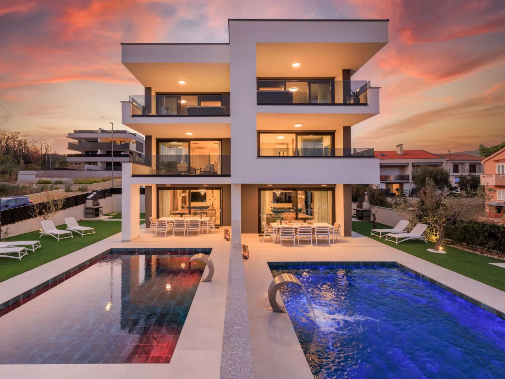 Luxusvilla mit beheiztem Pool in Strandnähe