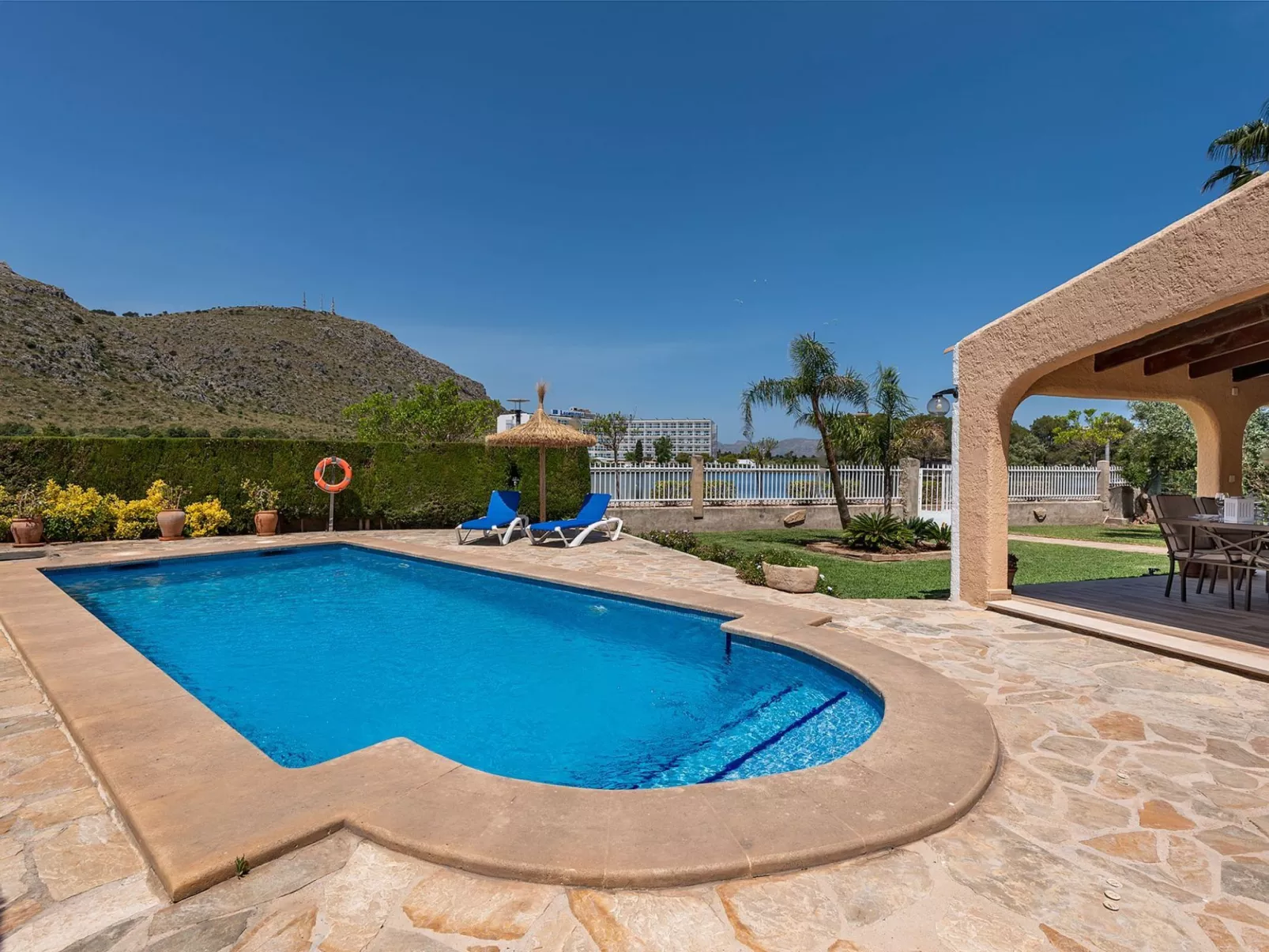 Serene Villa Rückzug mit Seeblick, Strand in der Nähe