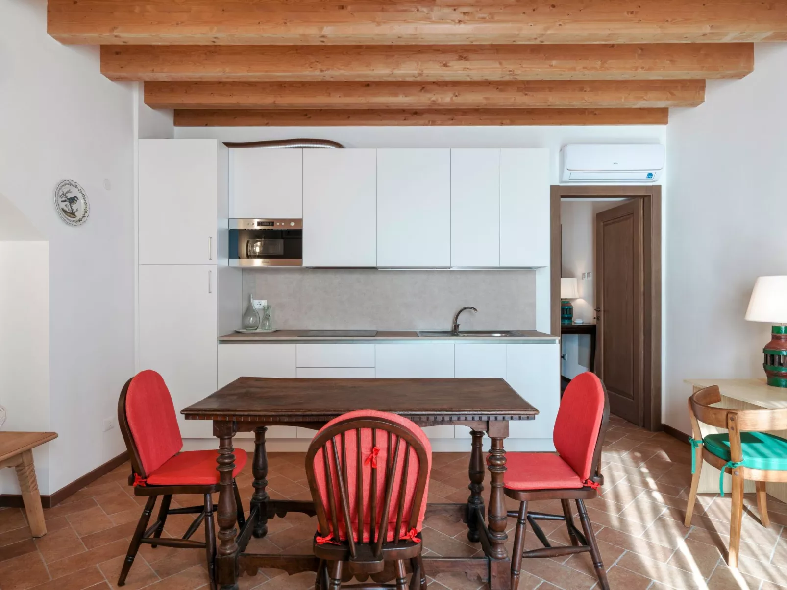 Zweizimmerwohnung mit Doppelbett und zwei Schlafsofas