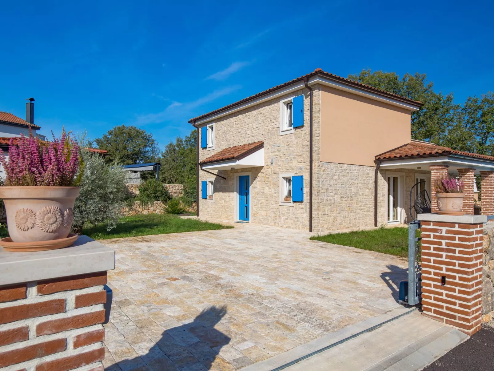 Romantische Villa mit Pool, umgeben von Natur