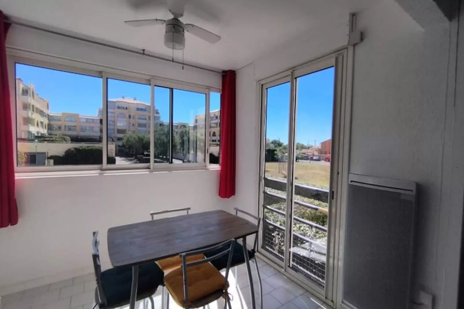 Le Douillet Sur Le Port Et La Plage