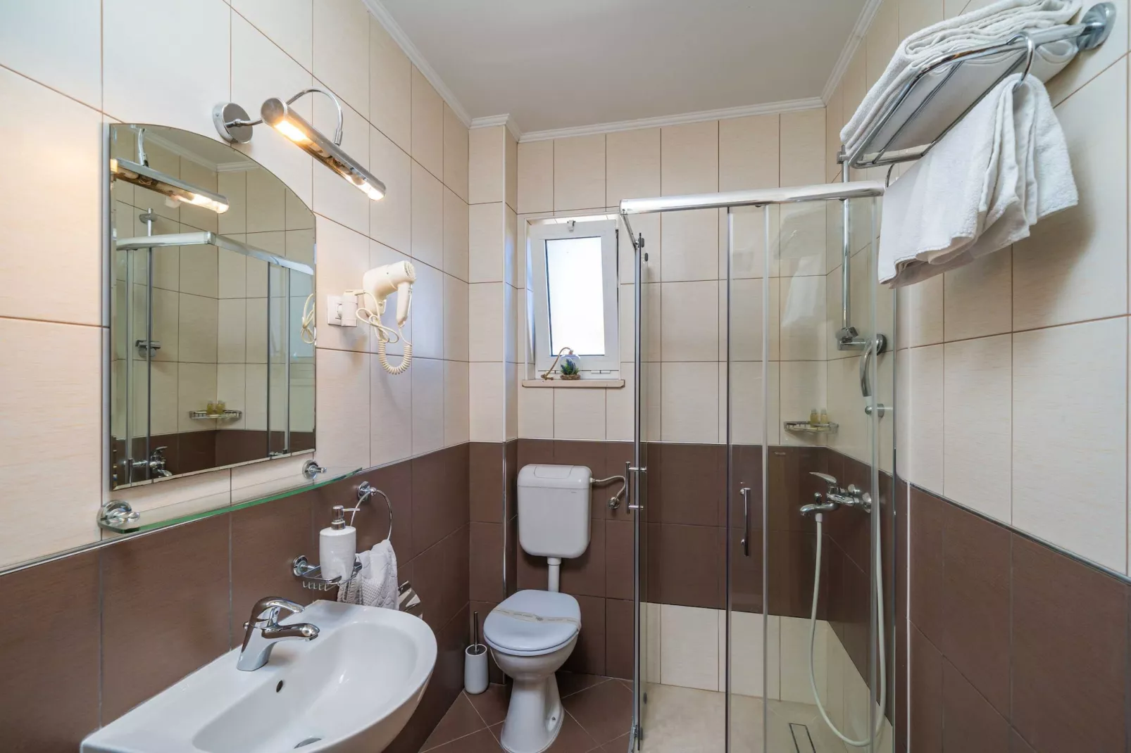 Apartments Senjo - Studio Apartment with Balcony and Garden View (Apartman 5)-Badkamer