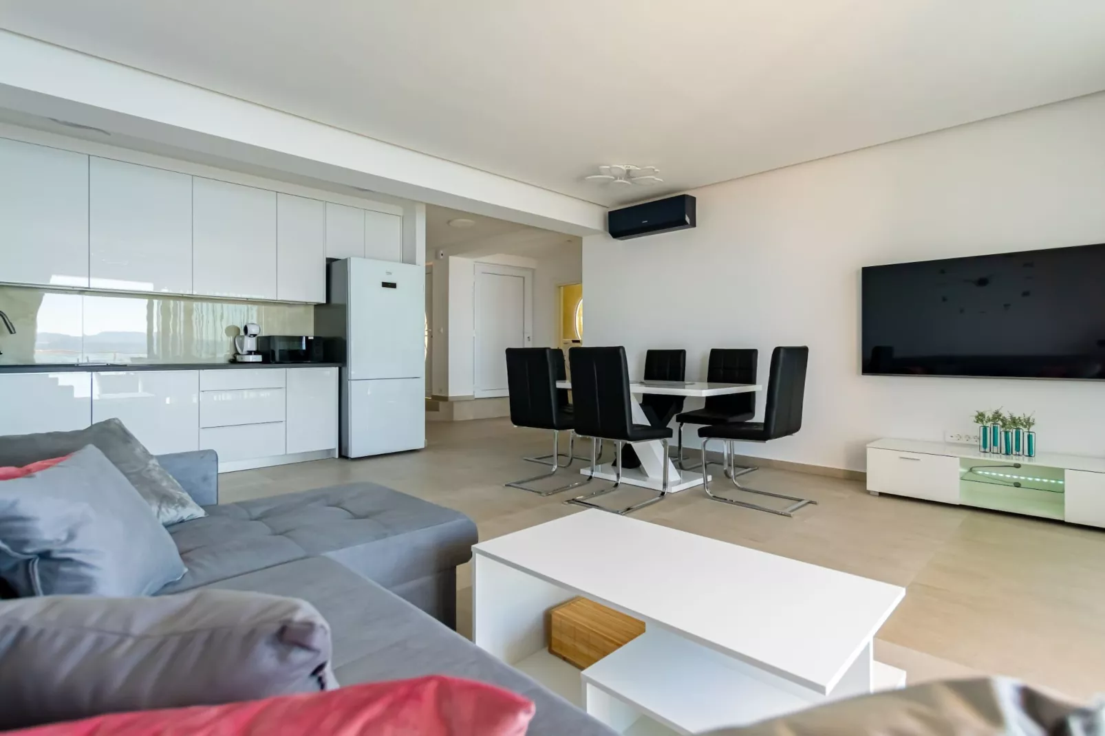 Apartments Hope (Dugi Rat) - Three-Bedroom Apartment with Jacuzzi  (Stanko)