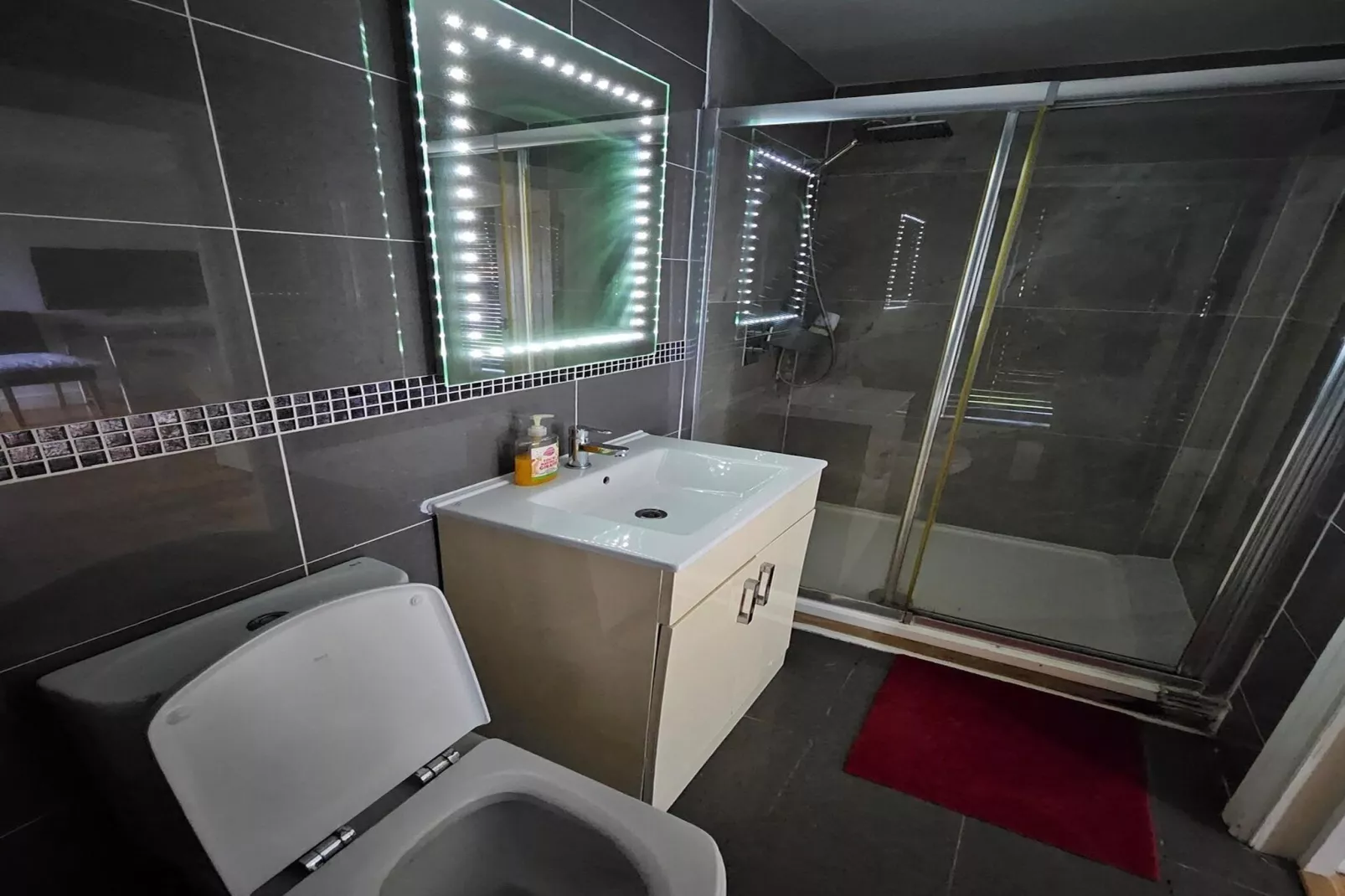 Standard Single Room - Shared_EN_WOR002-Badkamer