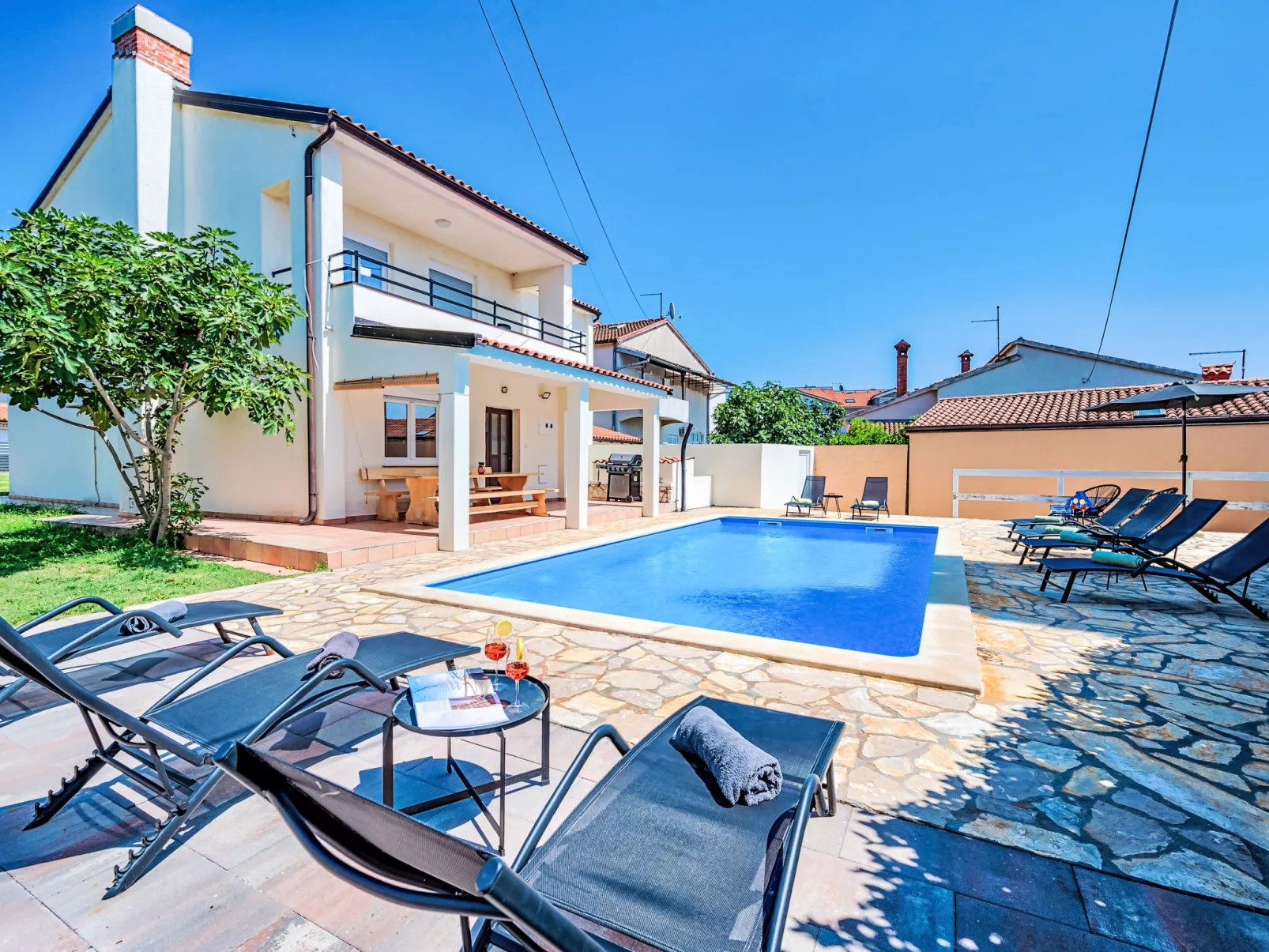 Villa mit Garten, Grill und Terrasse-Buiten