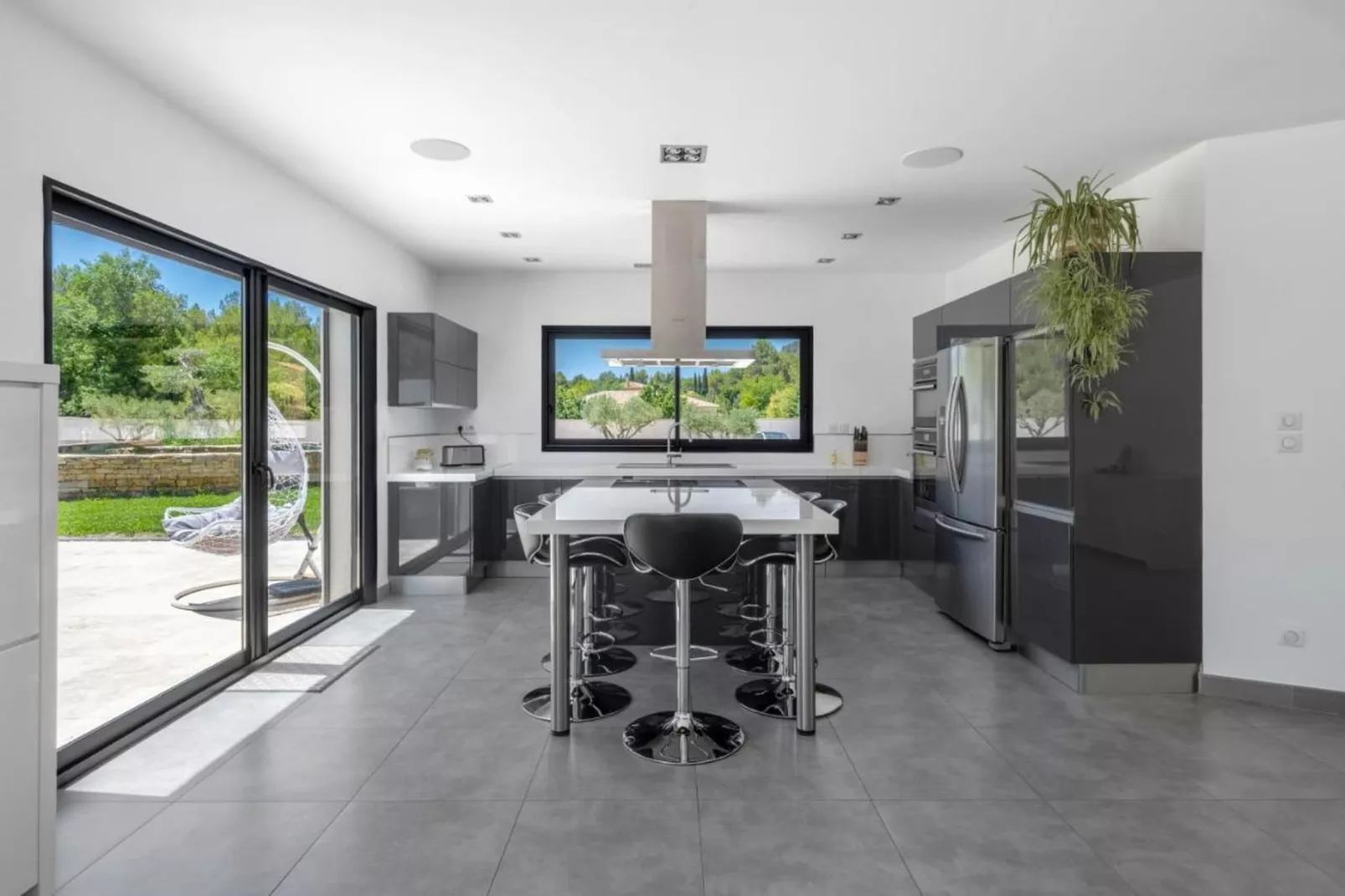 Villa avec piscine chauffée spa salle sport et cinéma