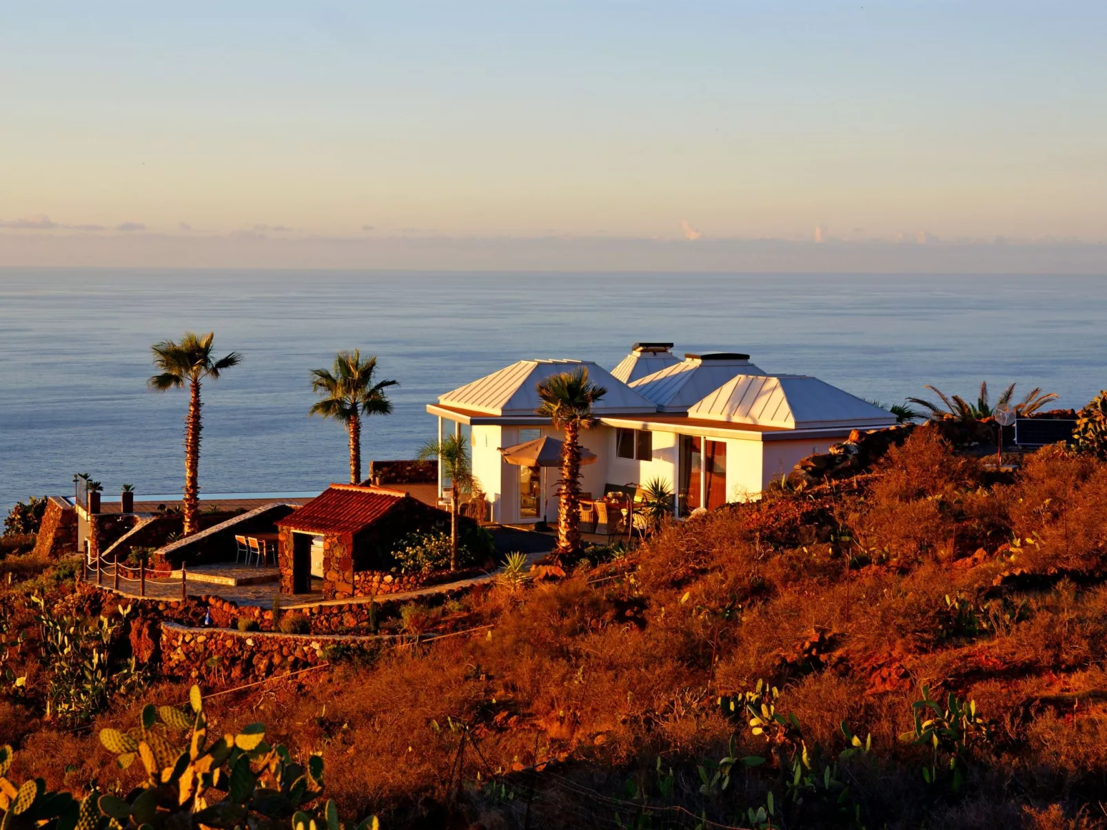 Moderne Architekten-Villa mit Infinity-Pool und Meerblick