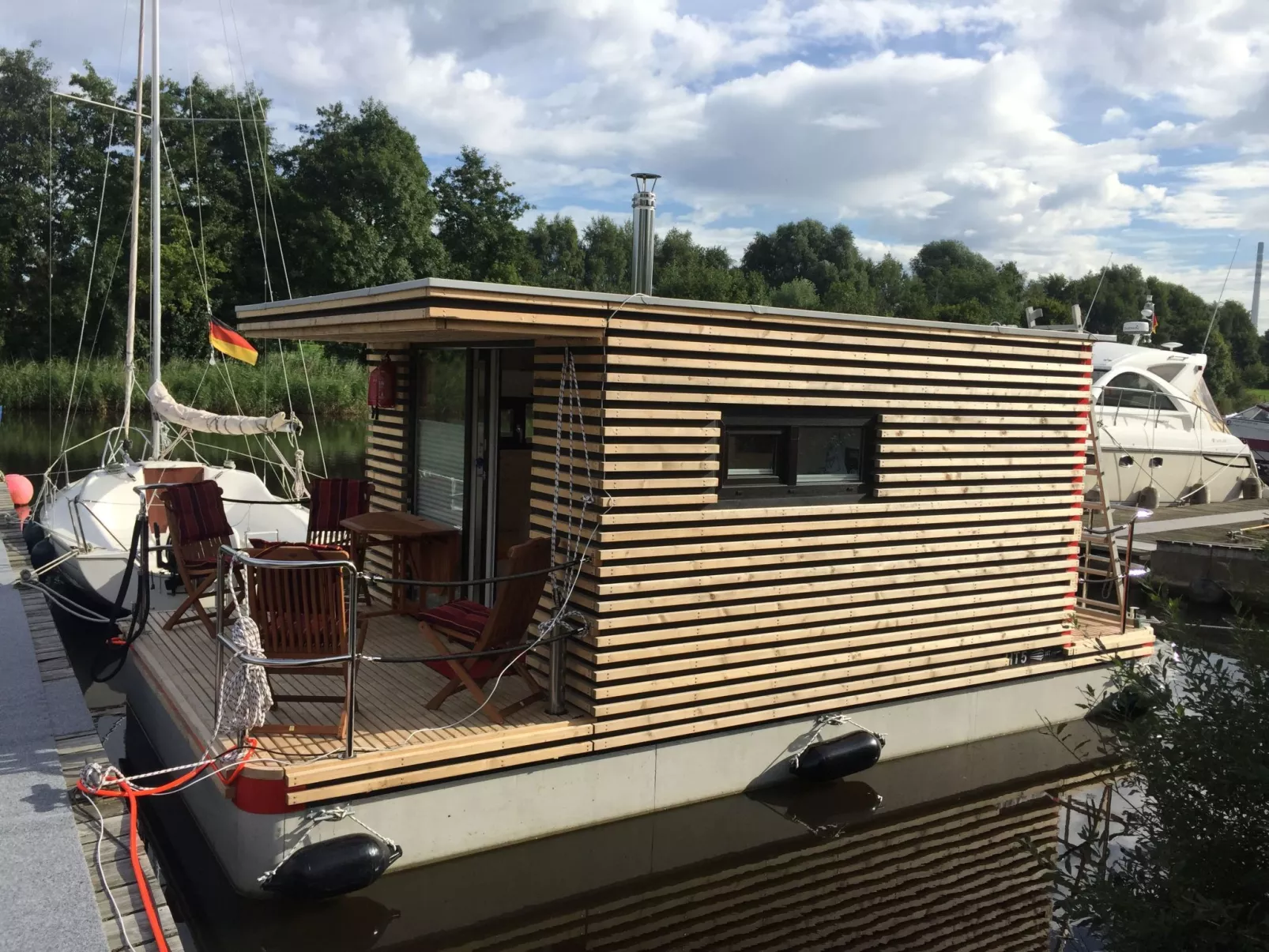 Hausboot für zwei Personen mit Kamin und Terrasse