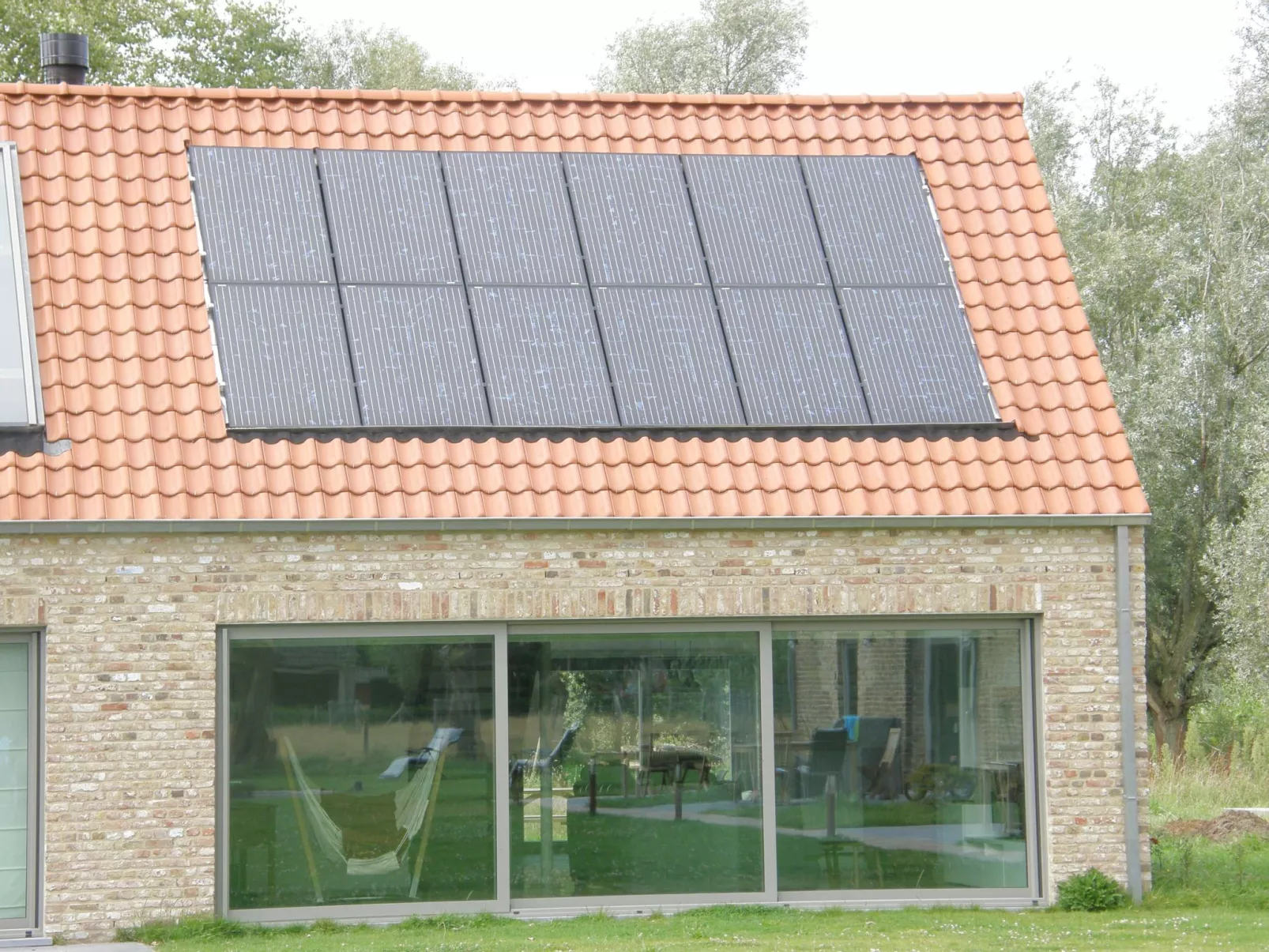 Nette Ferienwohnung mit Terrasse, Pool und Garten