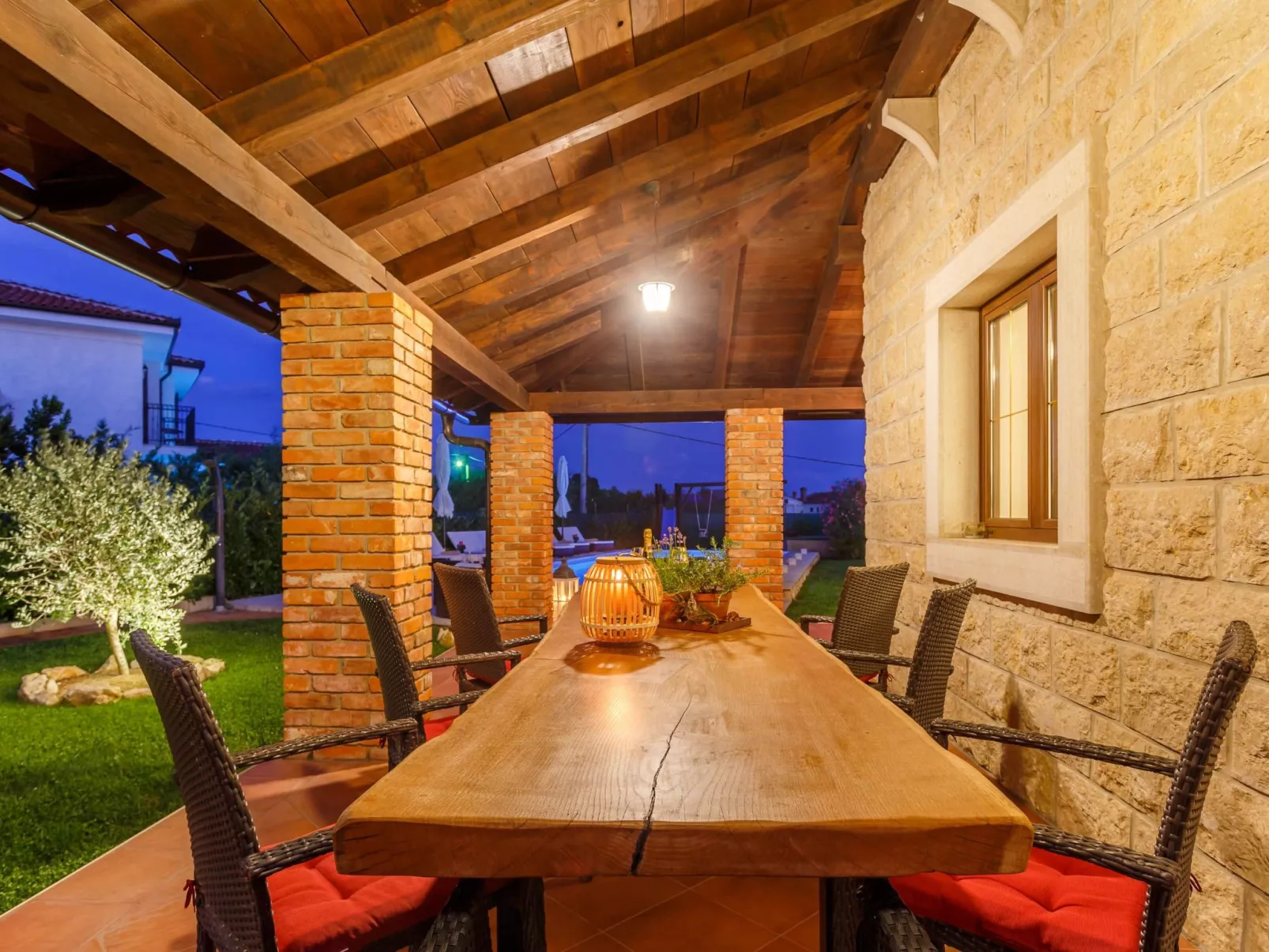 Villa Kamenica  im mediterranen Stil mit Innen- und Außenpool