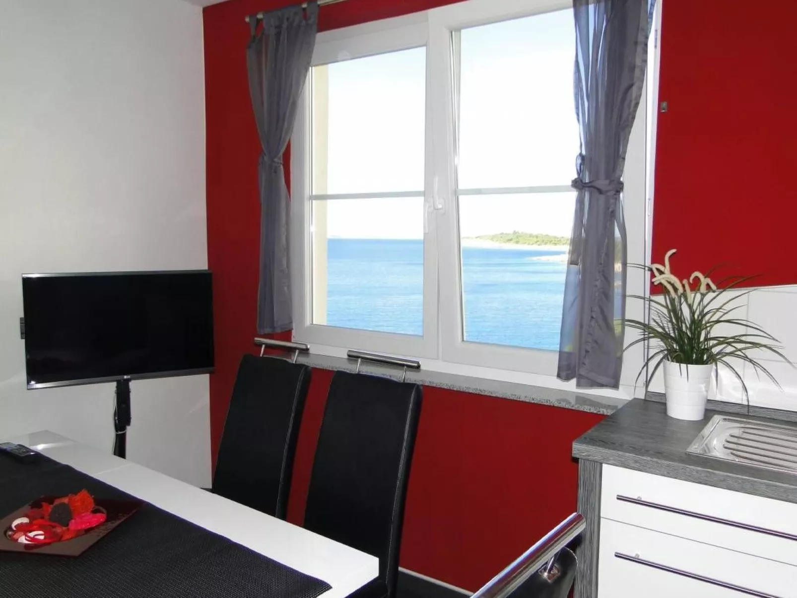 "Perla 3" mit Blick auf das Wasser