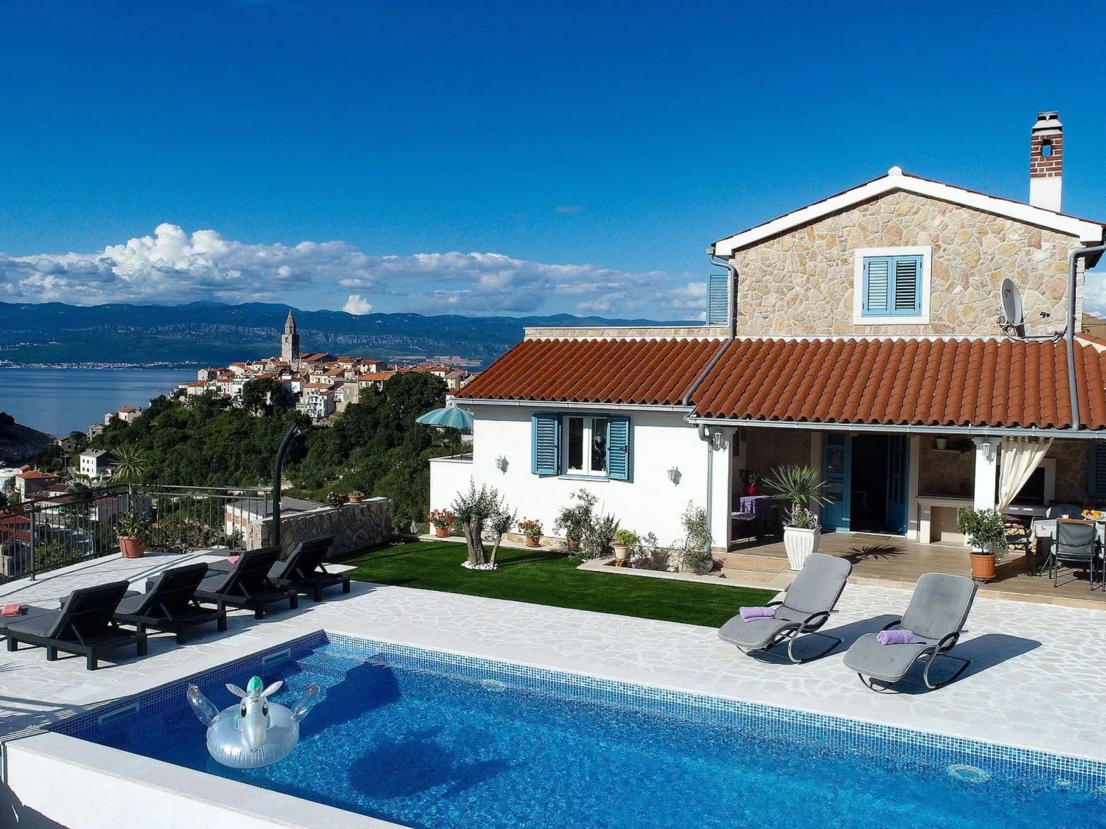 "Mela" mit Blick auf das Wasser