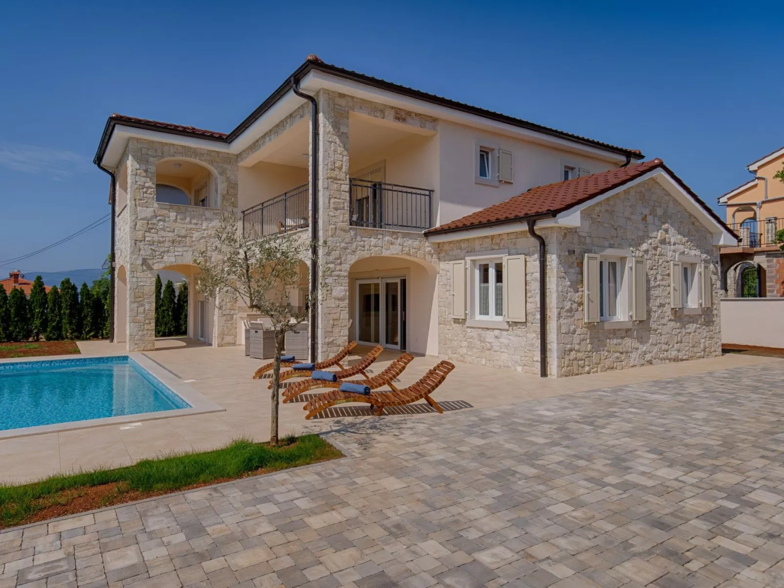 Haus in Pinezići mit privatem Pool