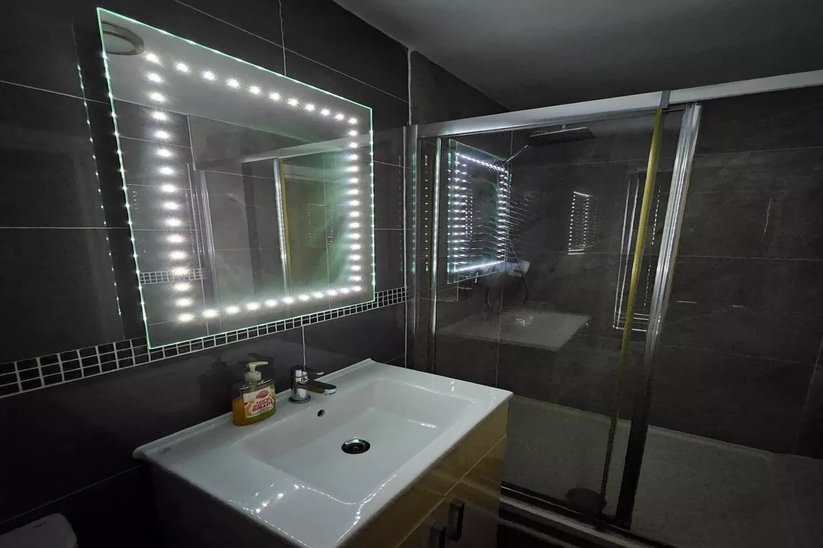 Standard Single Room - Shared_EN_WOR002-Badkamer