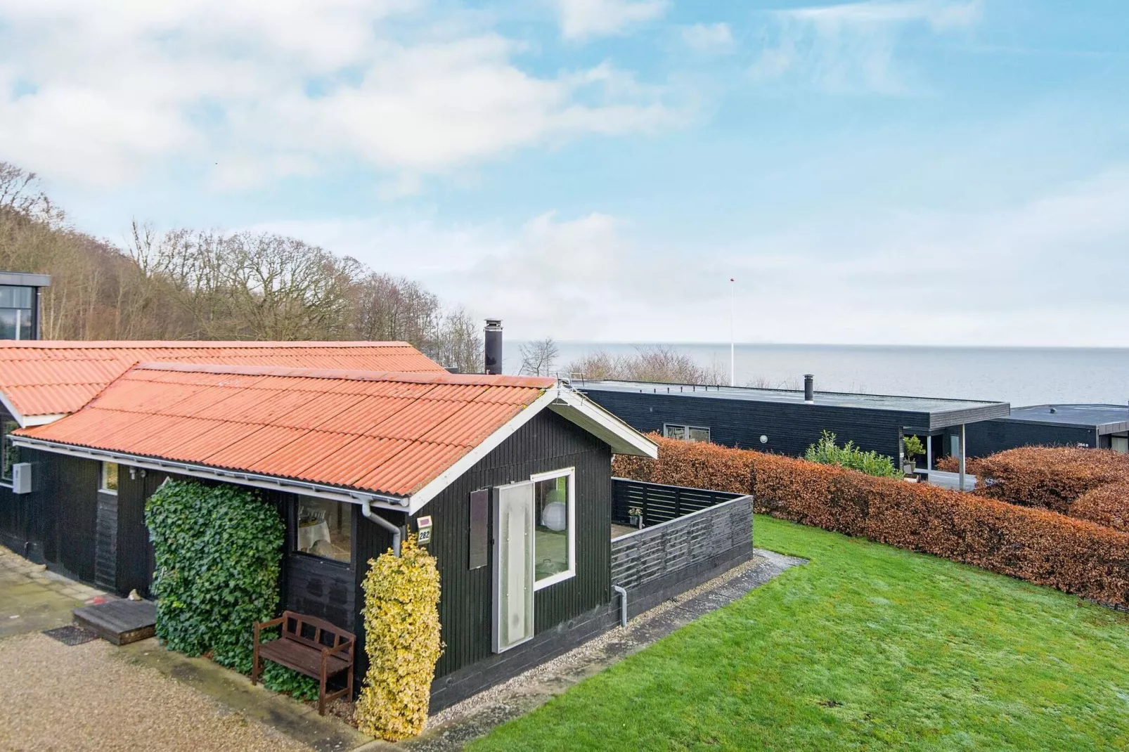 Traditioneel huis in Juelsminde nabij de Oostzee-Buitenlucht