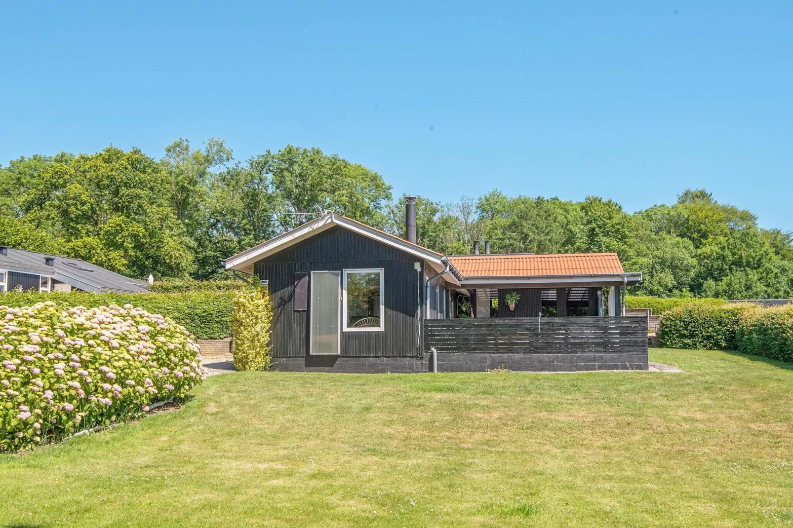 Traditioneel huis in Juelsminde nabij de Oostzee-Buitenlucht