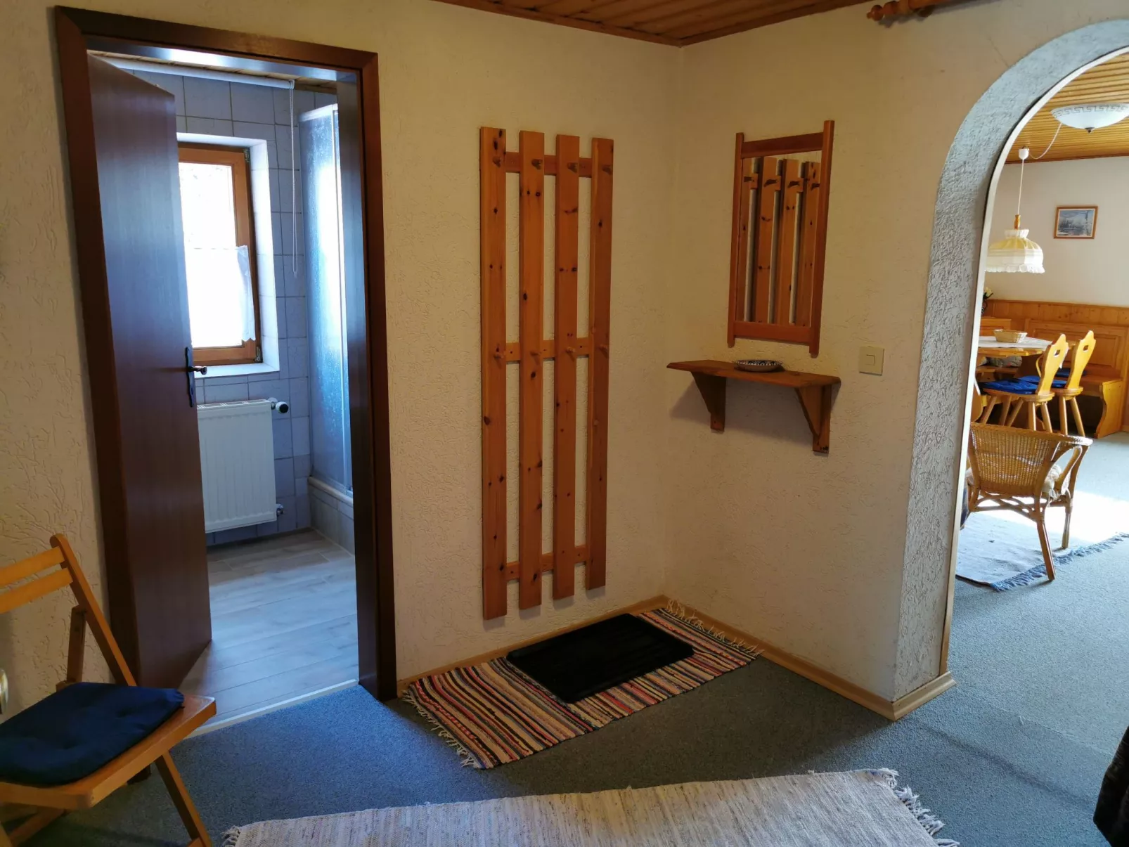 Mit komplett eingerichteter Küchenzeile im Wohnraum