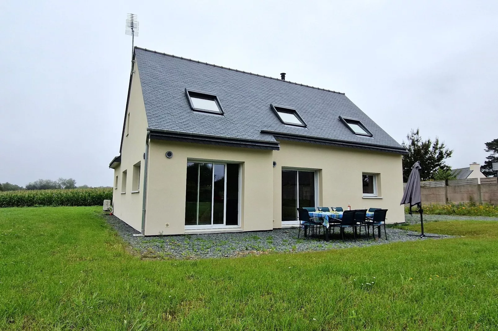 Spacious house for 8 people with large garden 1 km from the coast Penvénan