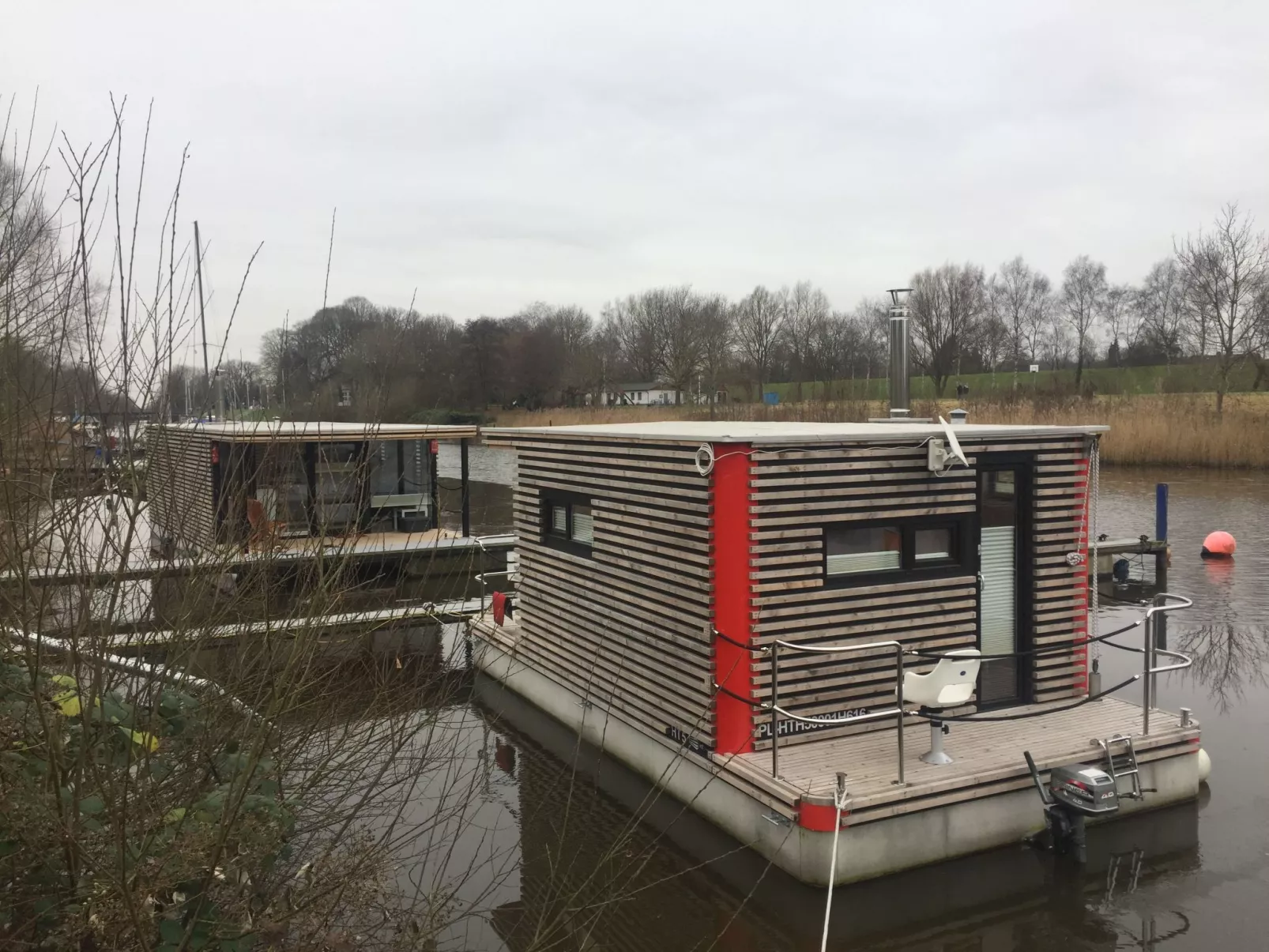 Hausboot für zwei Personen mit Kamin und Terrasse