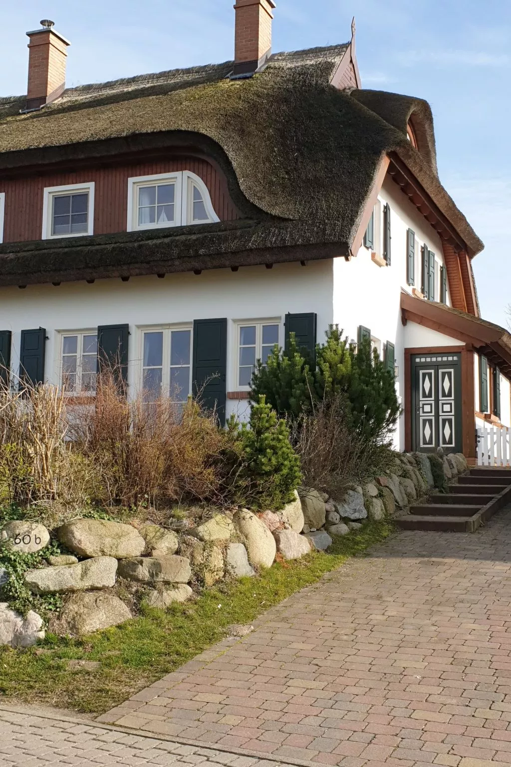 TRADITIONELLES REETDACHHAUS MIT SAUNA, KAMINOFEN UND PRIVATEM WASSERZUGANG