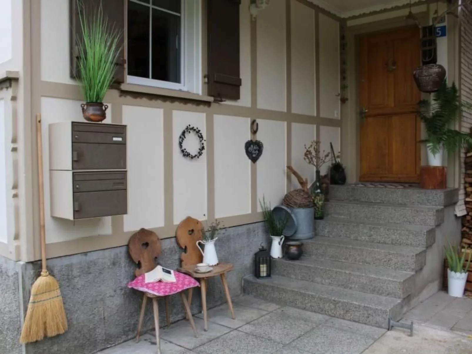 Verschlafen... in sanfte Hügel eingebettet.