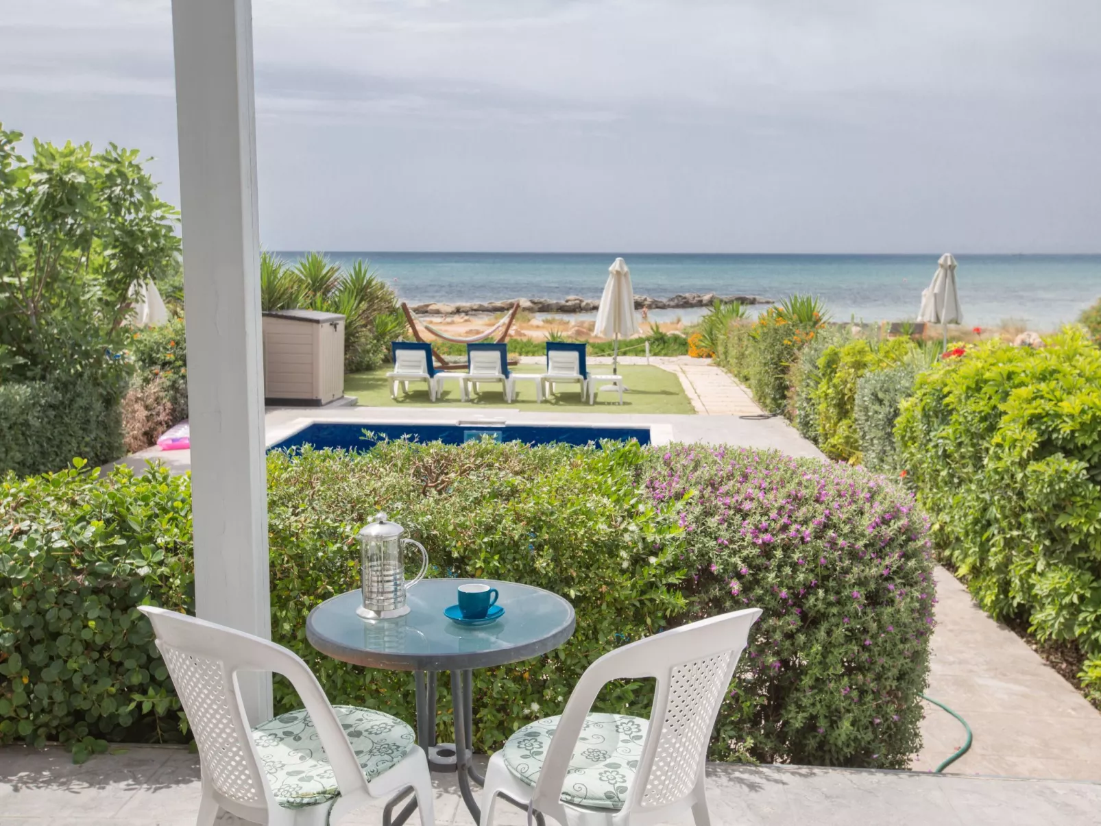 Moderne, geräumige Villa am Strand mit Pool