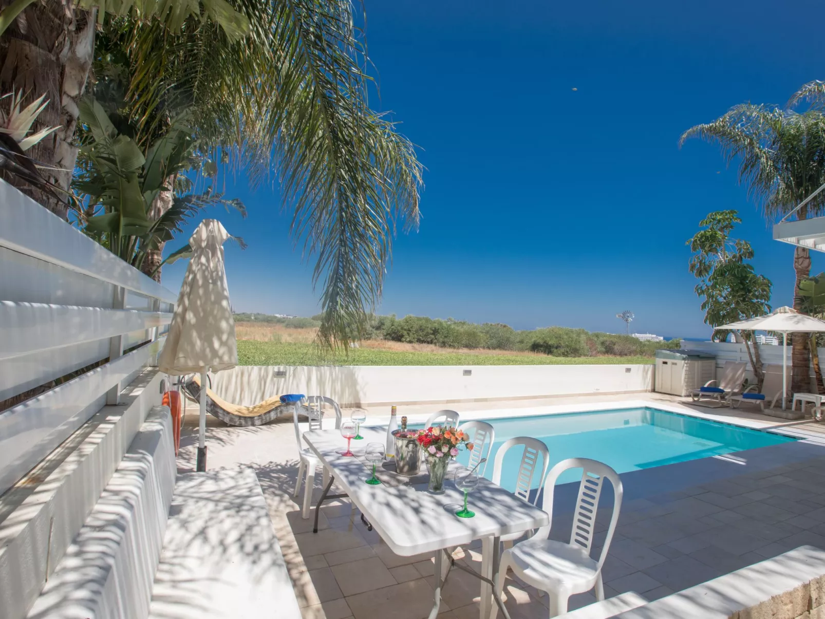 3-Schlafzimmer-Luxusvilla mit Pool und teilweise Meerblick