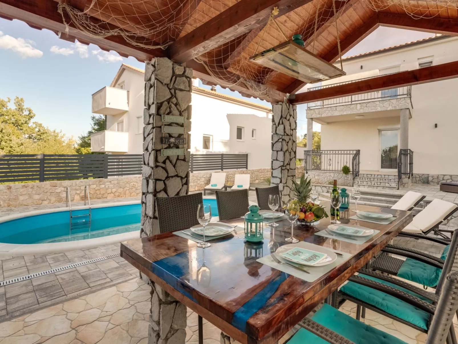 Neue Villa mit Pool und Meerblick