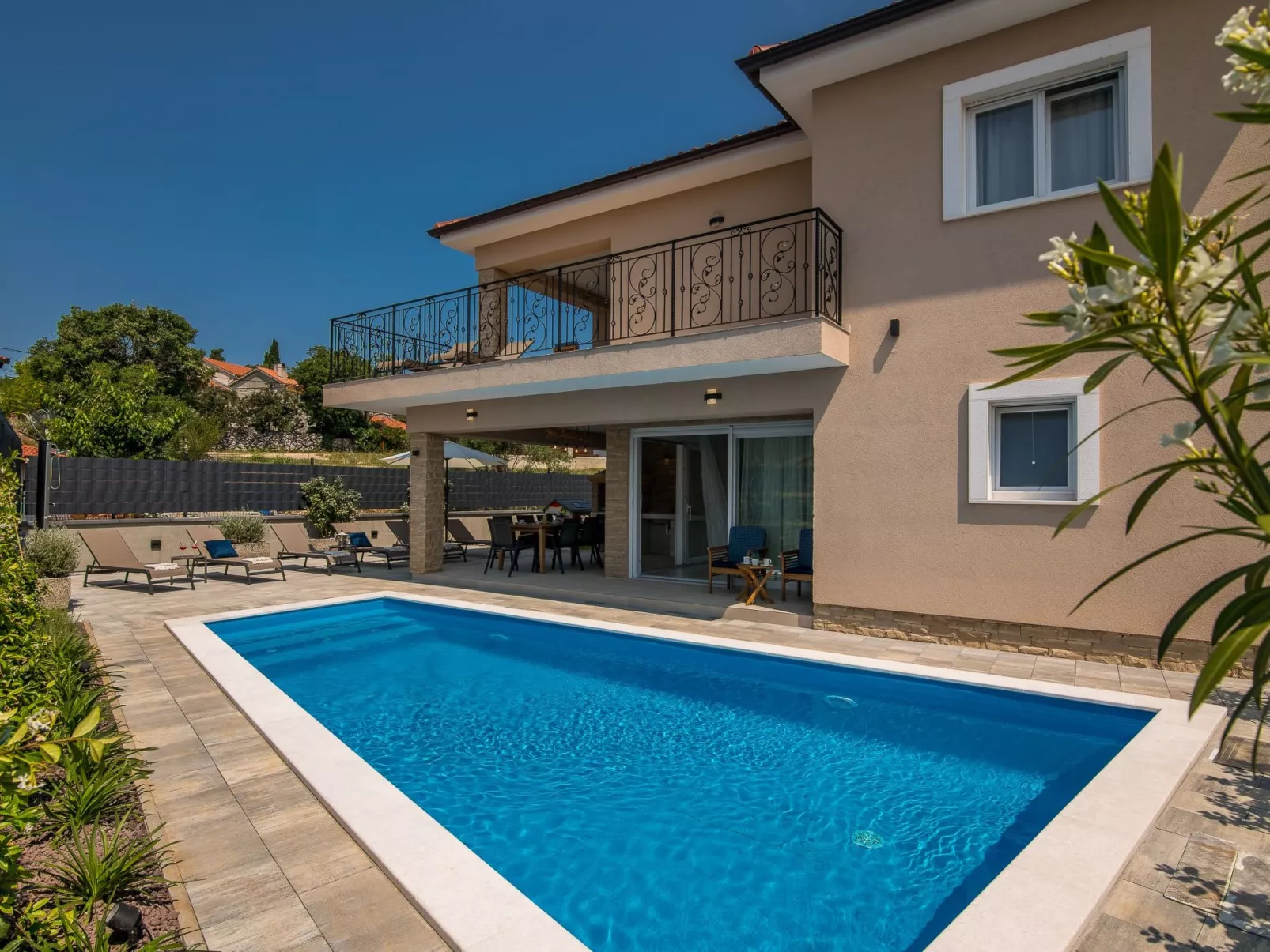 Luxuriöse Villa mit Salzwasserpool in einer ruhigen Gegend