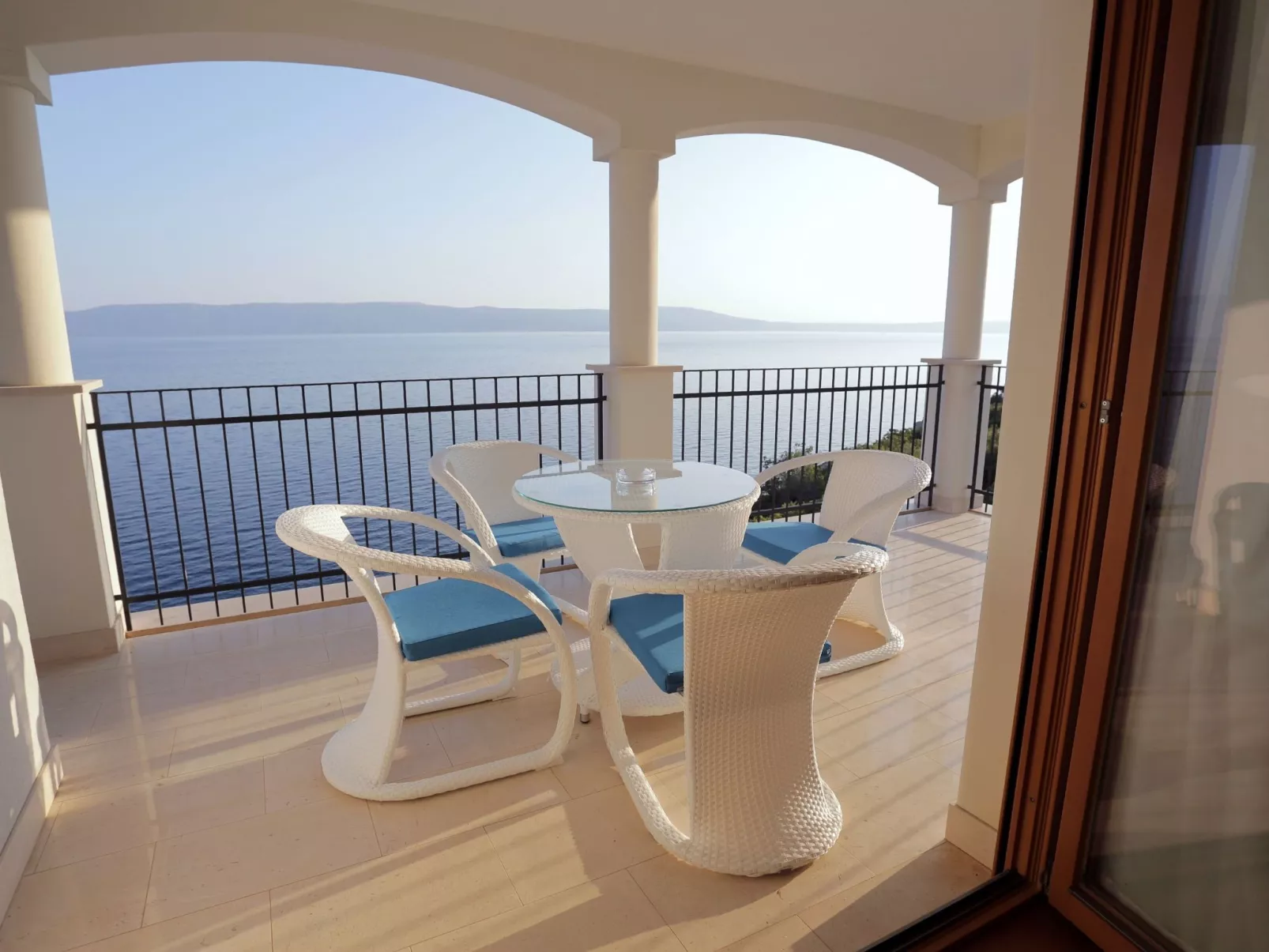 Wohnung "Zayml Povile" mit Blick auf das Wasser