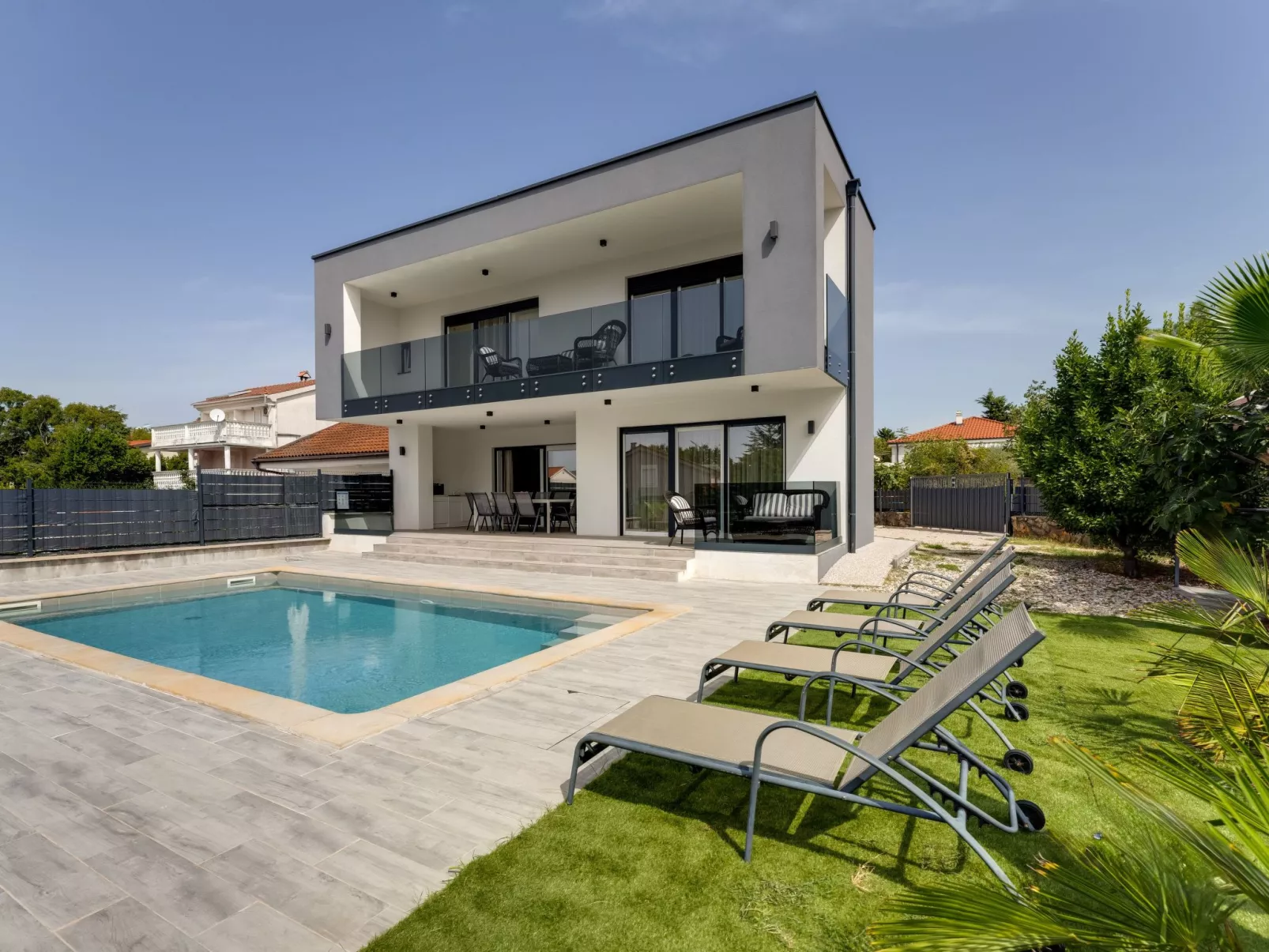 Schöne neue Villa mit Pool in Strandnähe