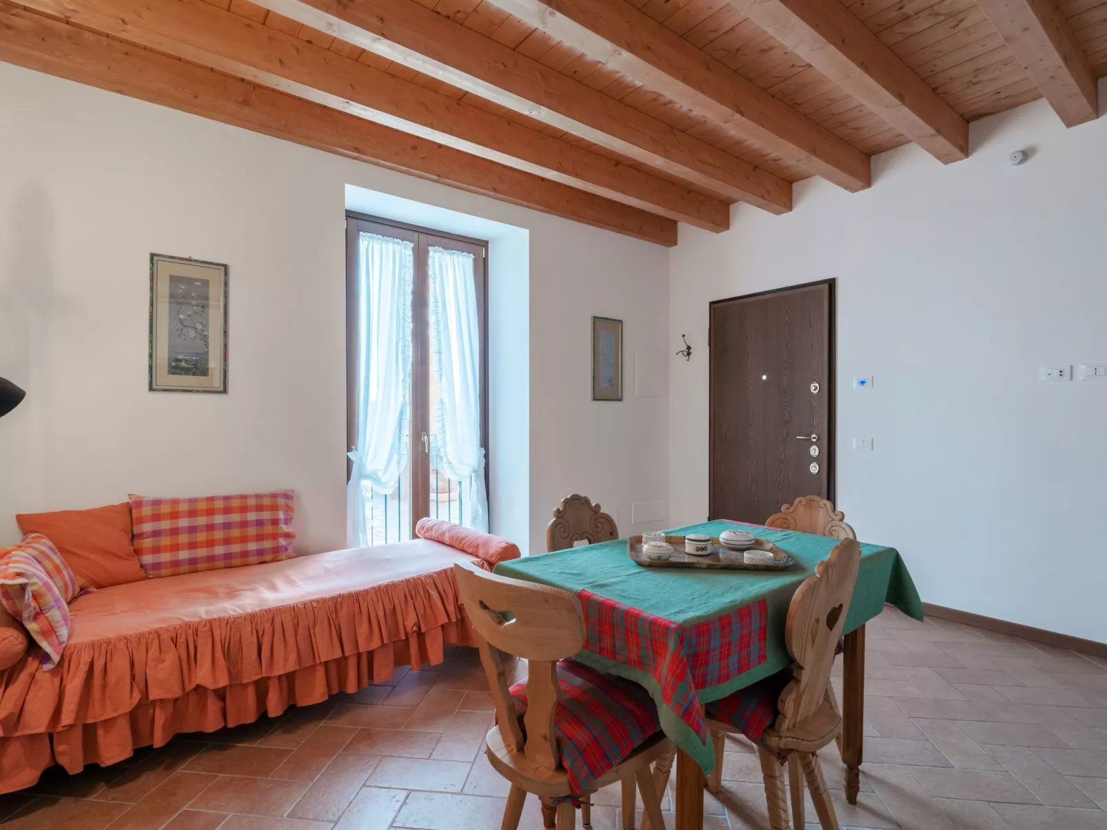 Zweizimmerwohnung mit zwei Einzelbetten und Schlafsofa