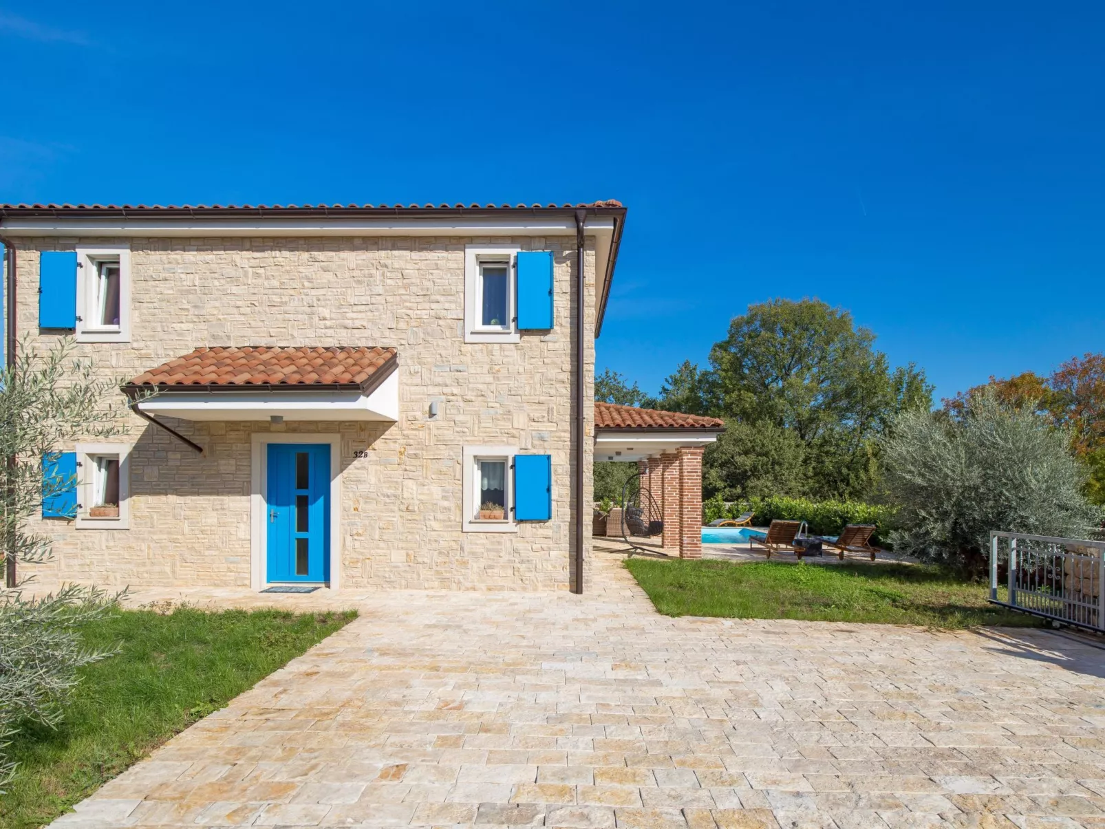 Romantische Villa mit Pool, umgeben von Natur