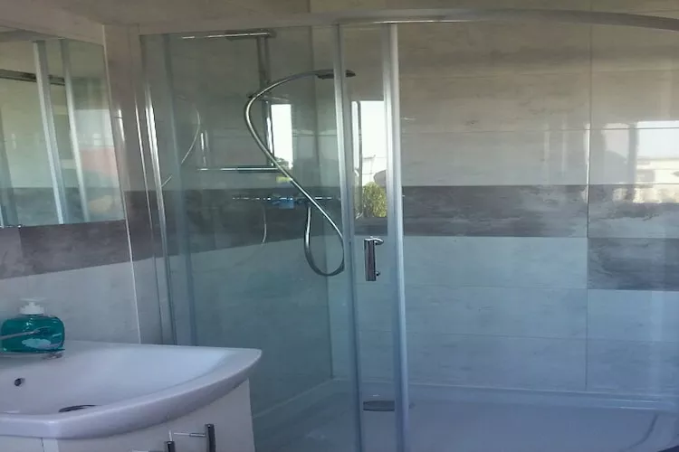 Domek parterowy z osobną sypialnią w Rewalu-Badkamer