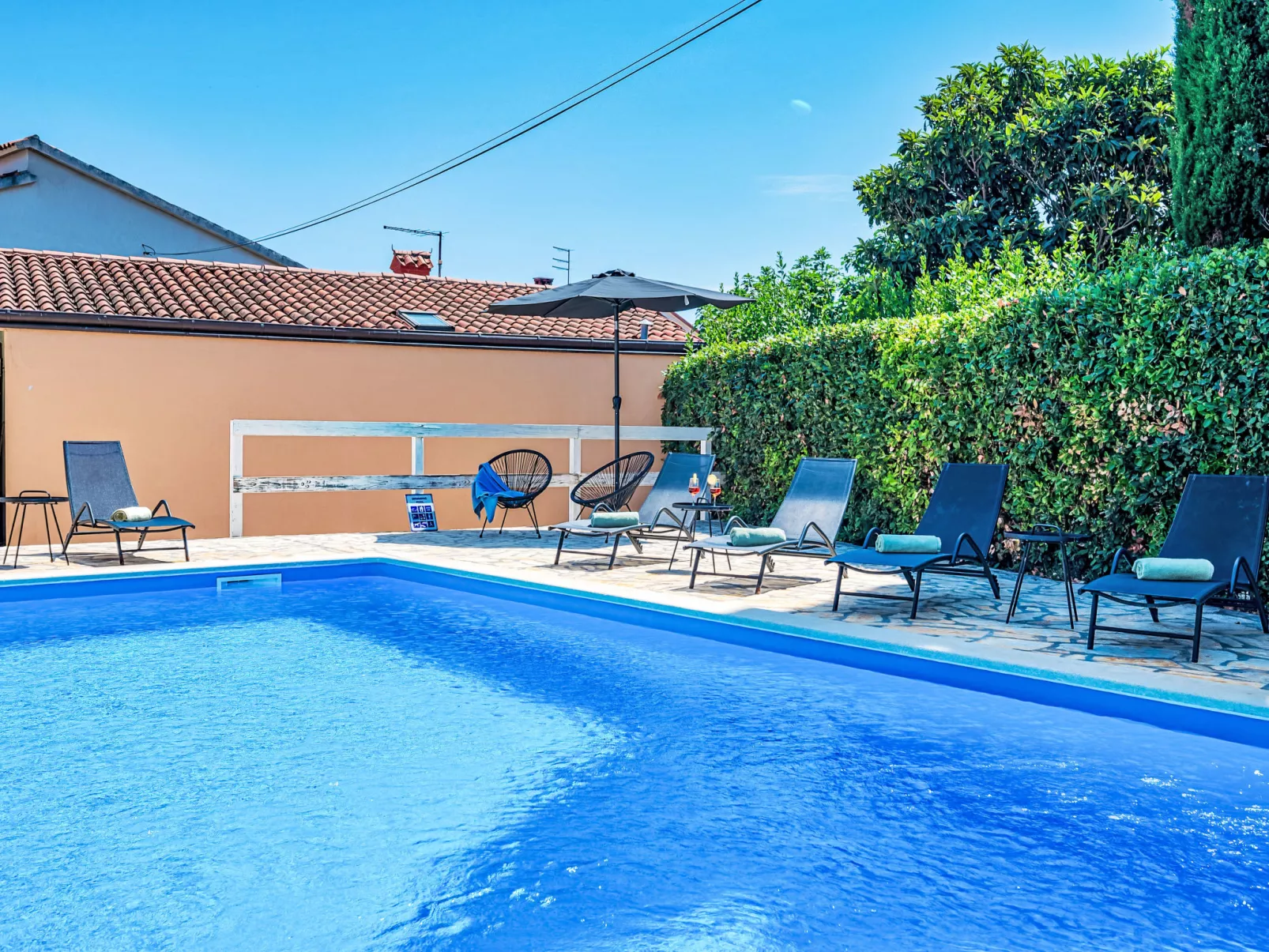 Villa mit Garten, Grill und Terrasse-Buiten