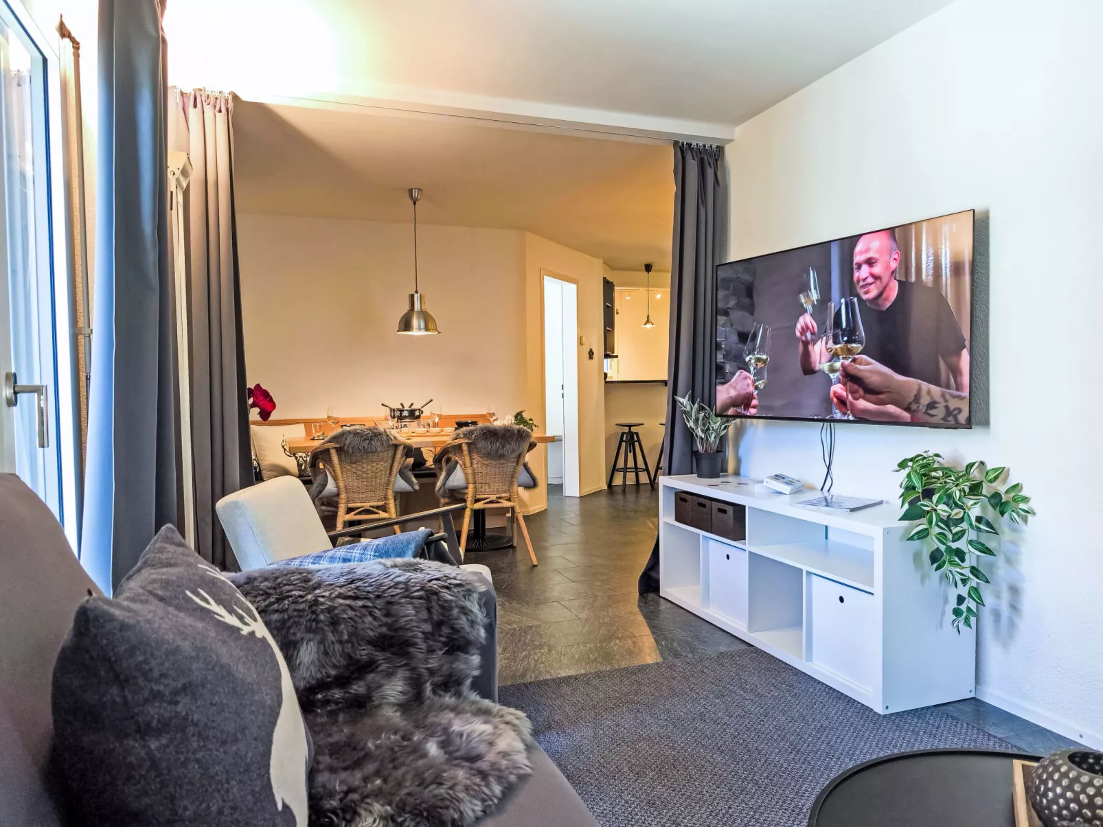 Silence, Apt. P - Binnen