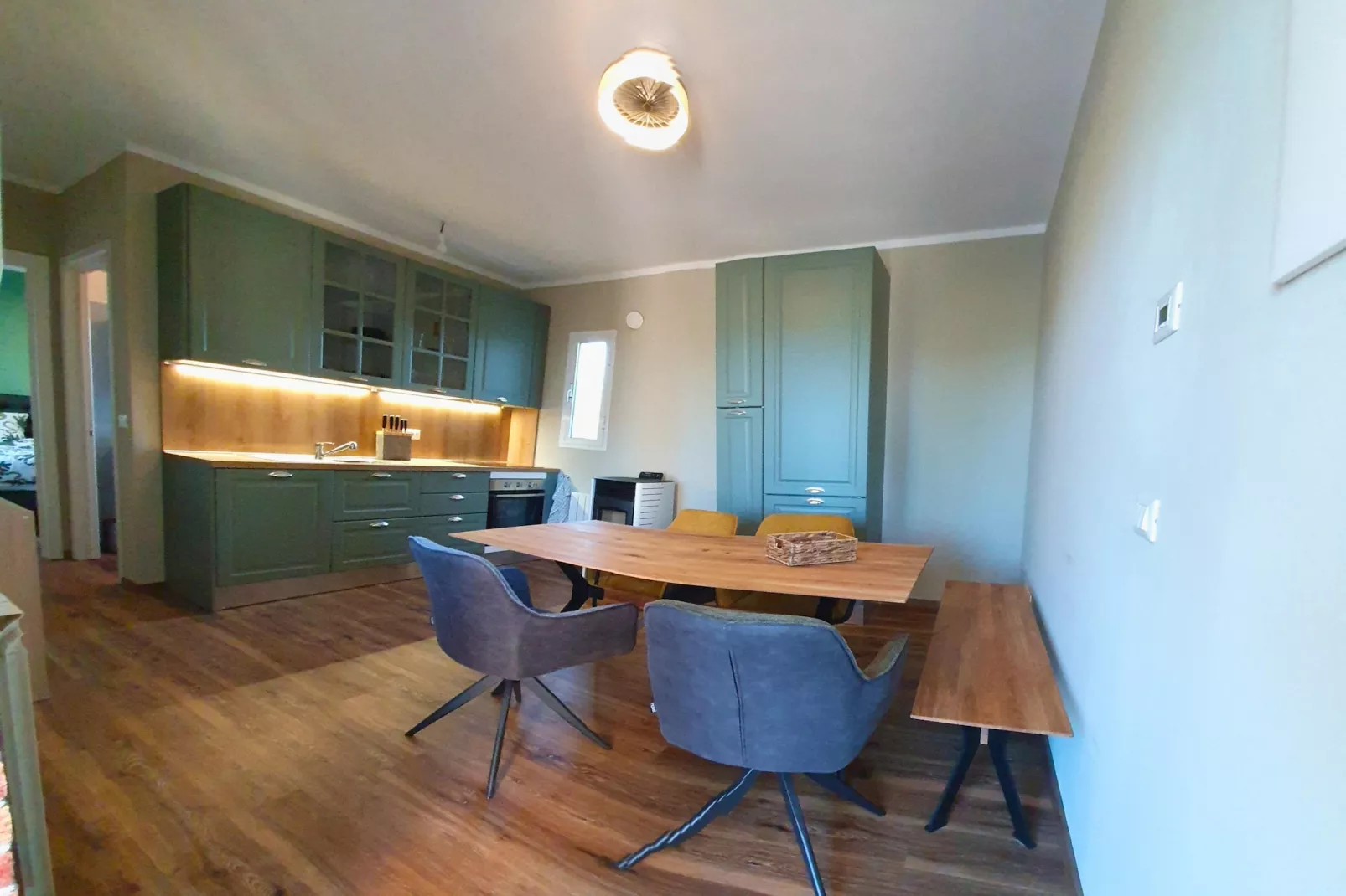 Charmante Villa mit drei Apartments und Meerblick KReidl-Eetkamer