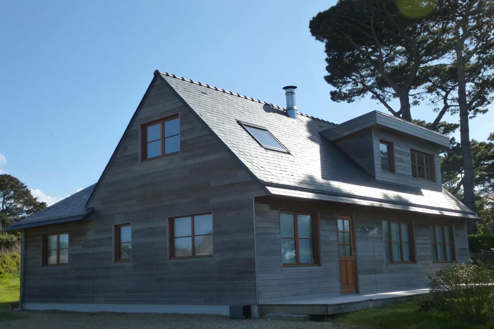 Beautiful wooden house on large plot 300 m from the coast Plougasnou-Buitenkant zomer