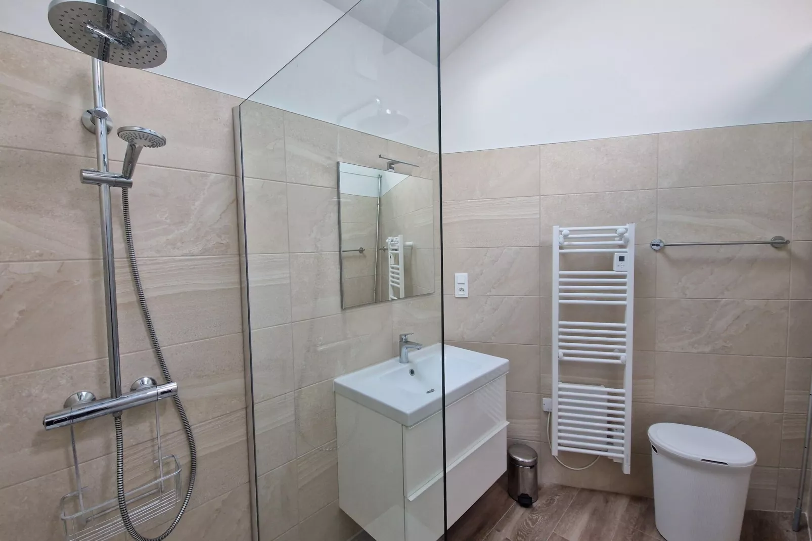 Holiday home in Plougasnou Baie de Morlaix-Badkamer