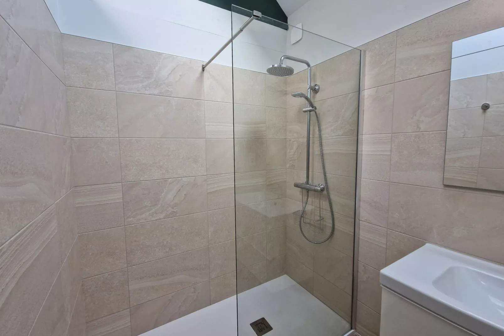 Holiday home in Plougasnou Baie de Morlaix-Badkamer