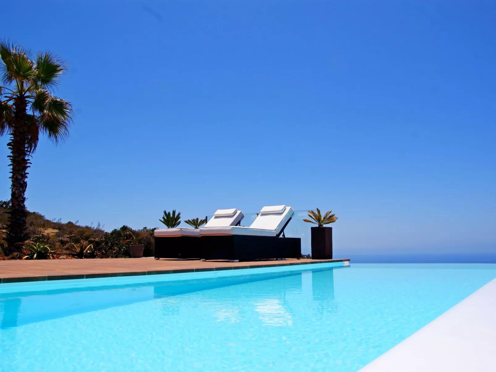 Moderne Architekten-Villa mit Infinity-Pool und Meerblick - Image-tags.info