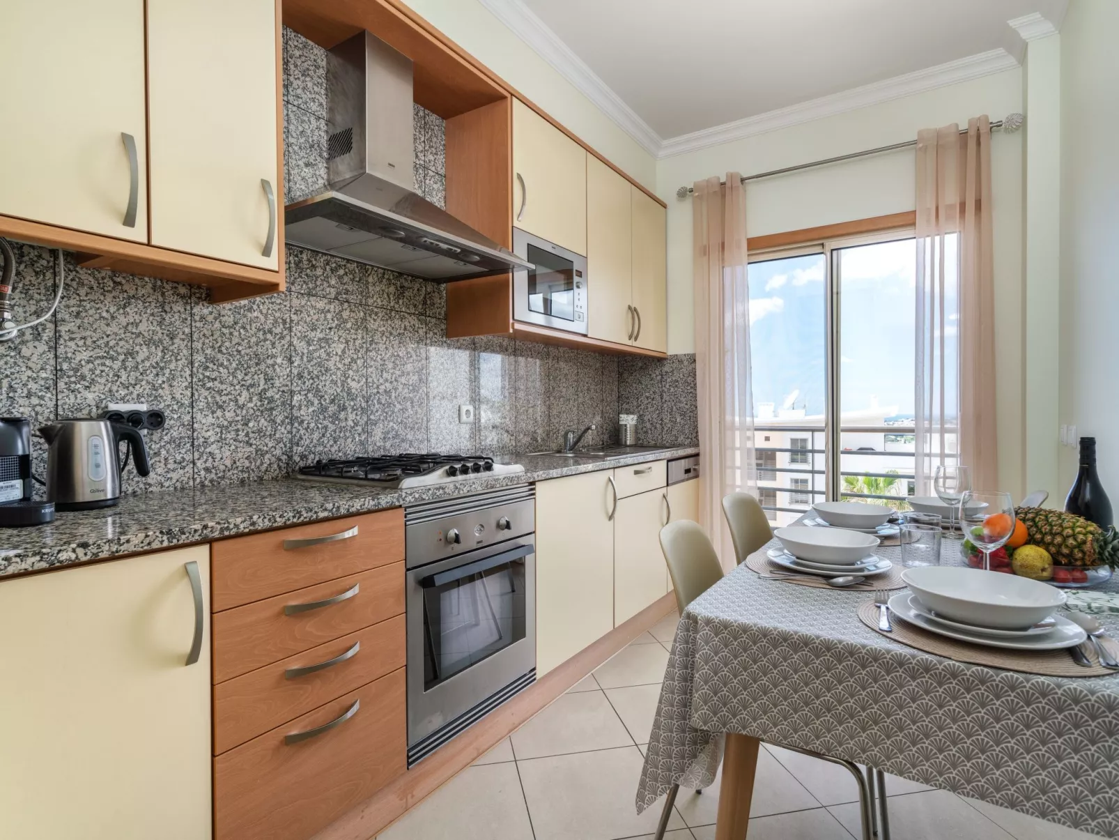 "Elena 1" mit Blick auf das Wasser - Image-tags.info