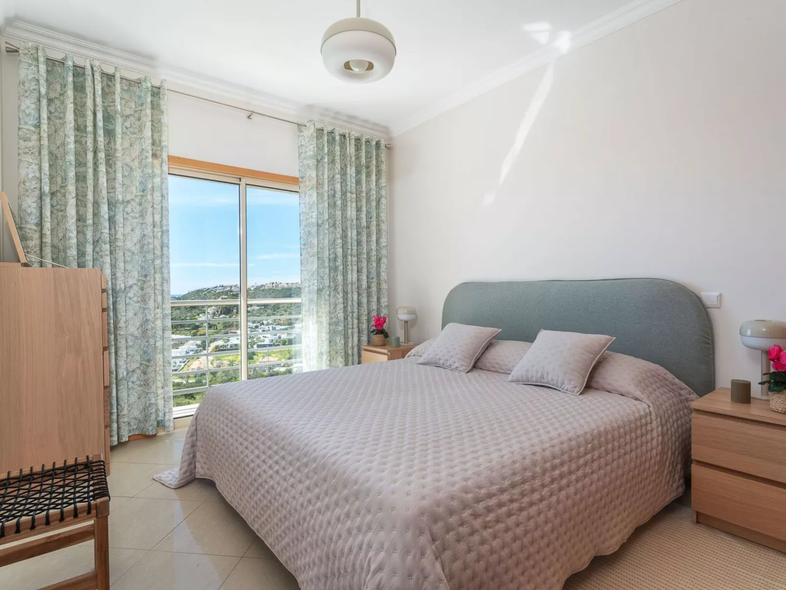 "Elena 2" mit Blick auf das Wasser - Image-tags.info