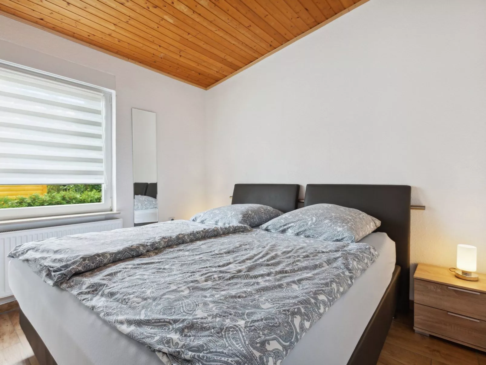 Mit naturnahen Badeteich - Image-tags.info