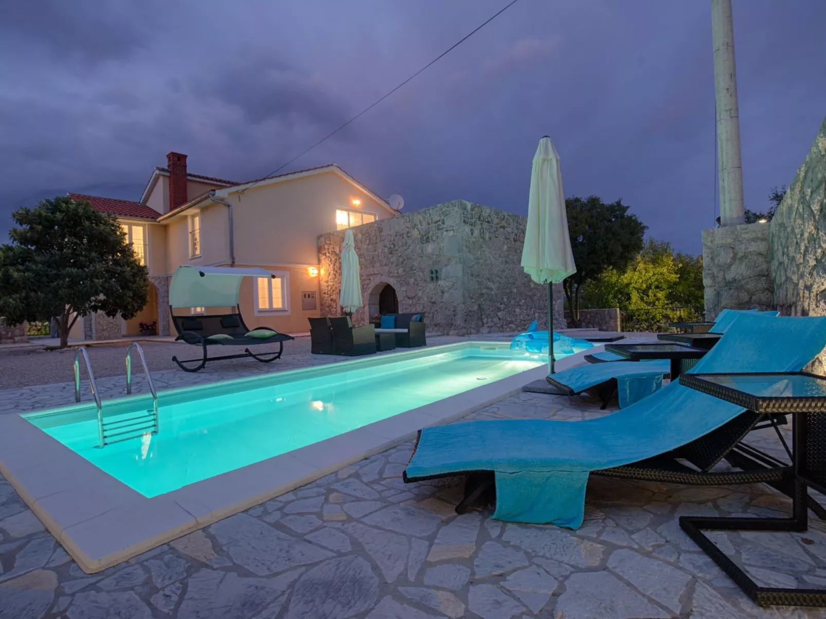 Luxuriöse Villa mit Pool, großem mediterranen Garten und Kinderspielplatz. - Image-tags.info